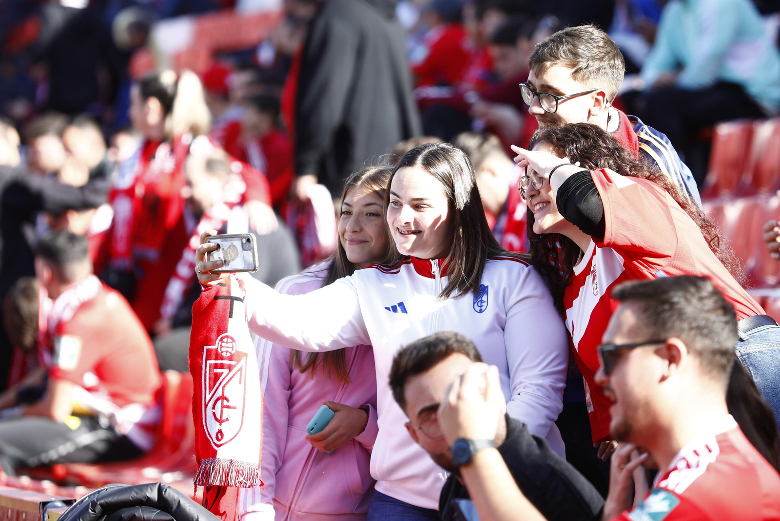 Unos jóvenes aficionados del Granada CF en la grada del Estadio Nuevo Los Cármenes.