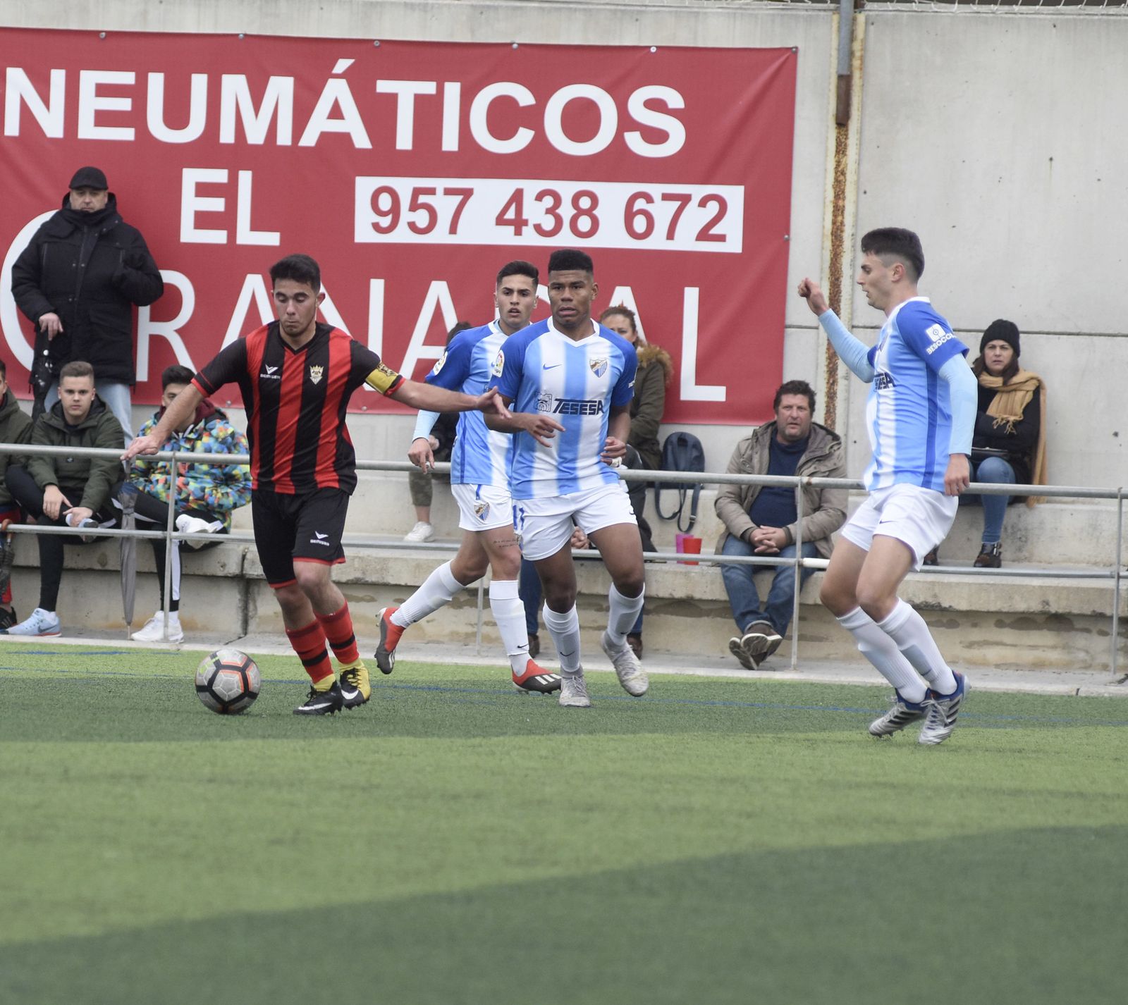 Un jugador del Séneca escapa de la presión de tres jugadores del Málaga.