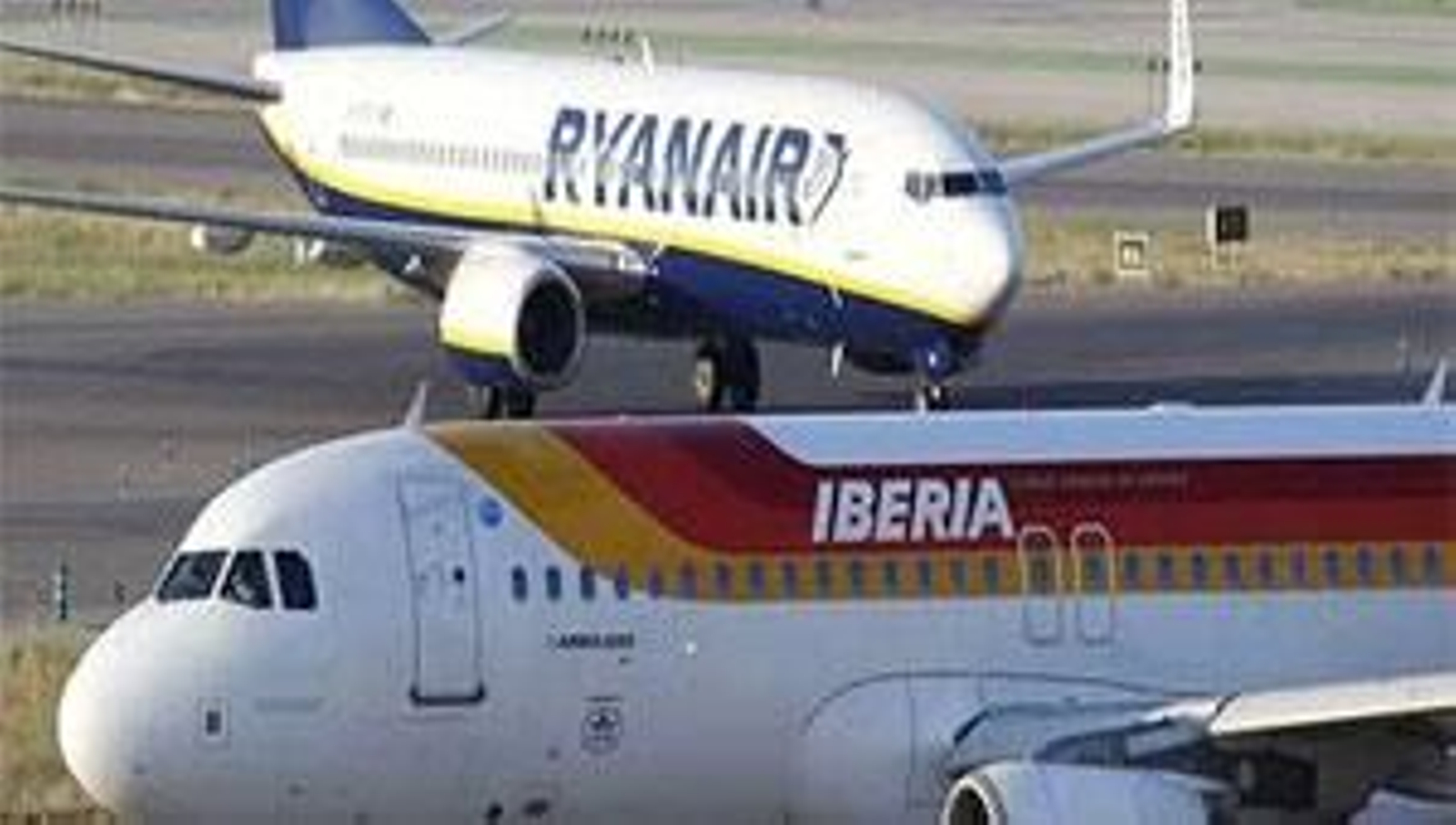 Aviones de Ryanair e Iberia en el aeropuerto de Málaga