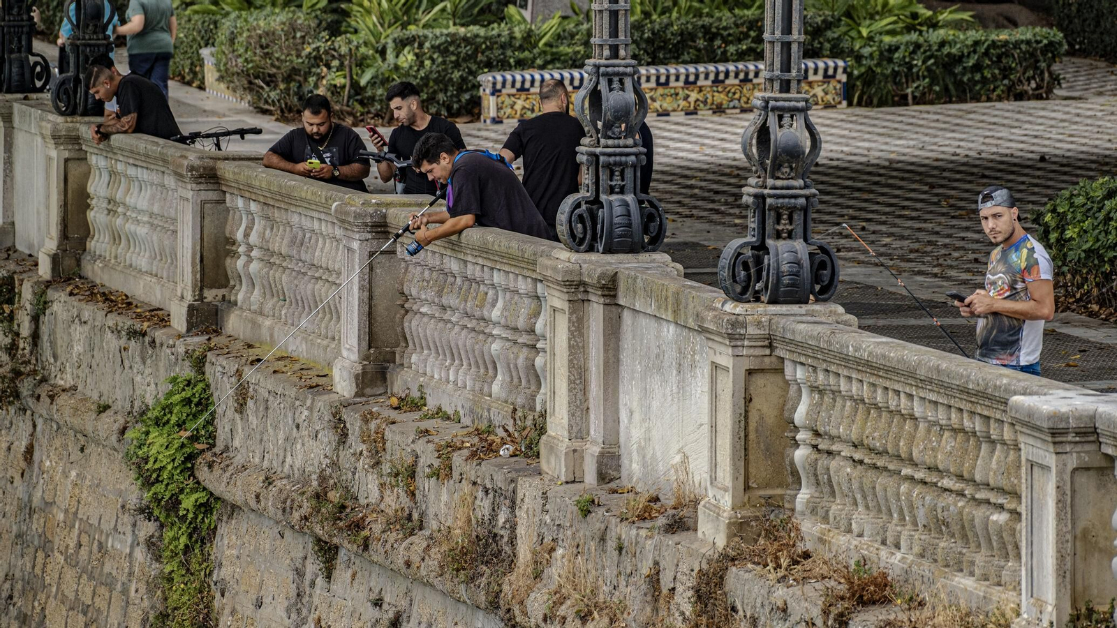 Un grupo de pescadores en la Alameda de Cádiz