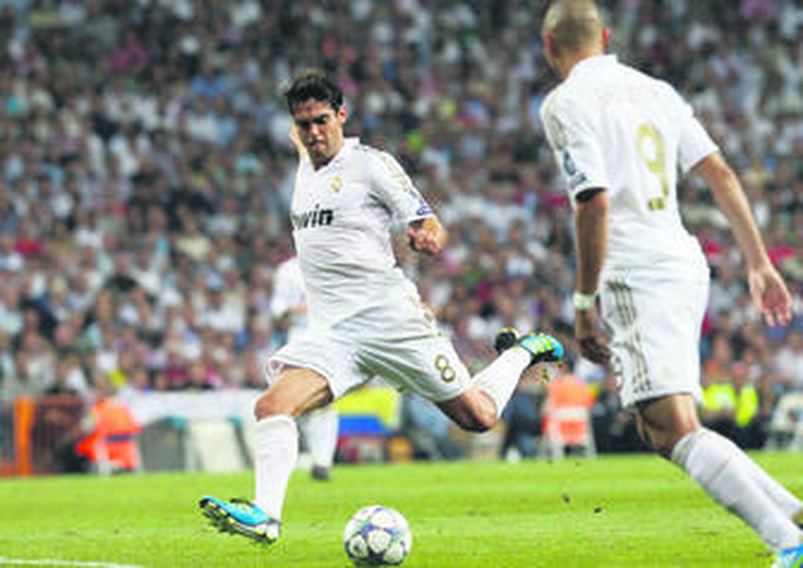 Kaká dispara a puerta, ante la mirada de Benzema, para marcar el segundo gol del Real Madrid.