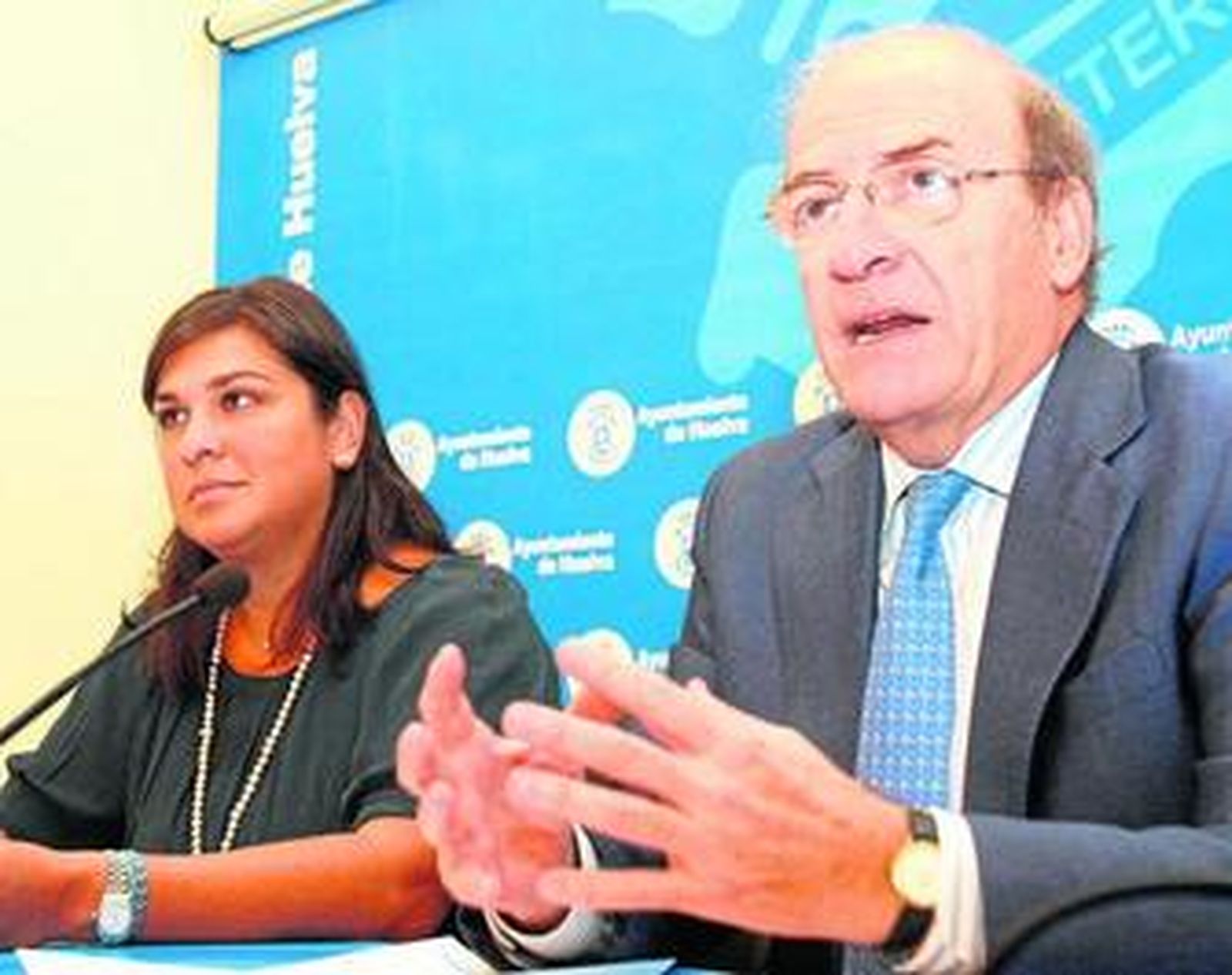 Juana Carrillo y Pedro Rodríguez, ayer, durante la presentación de Cultura en los Barrios.
