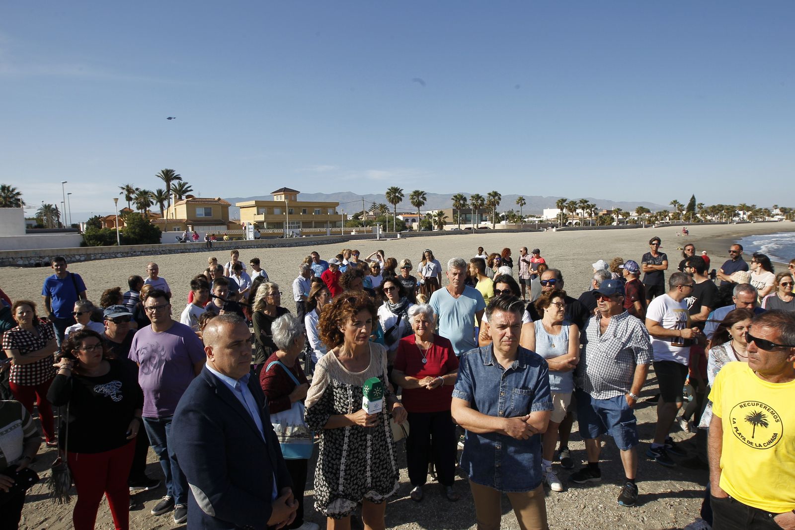Un centenar de vecinos se ha sumado a esta protesta a pie de emisario