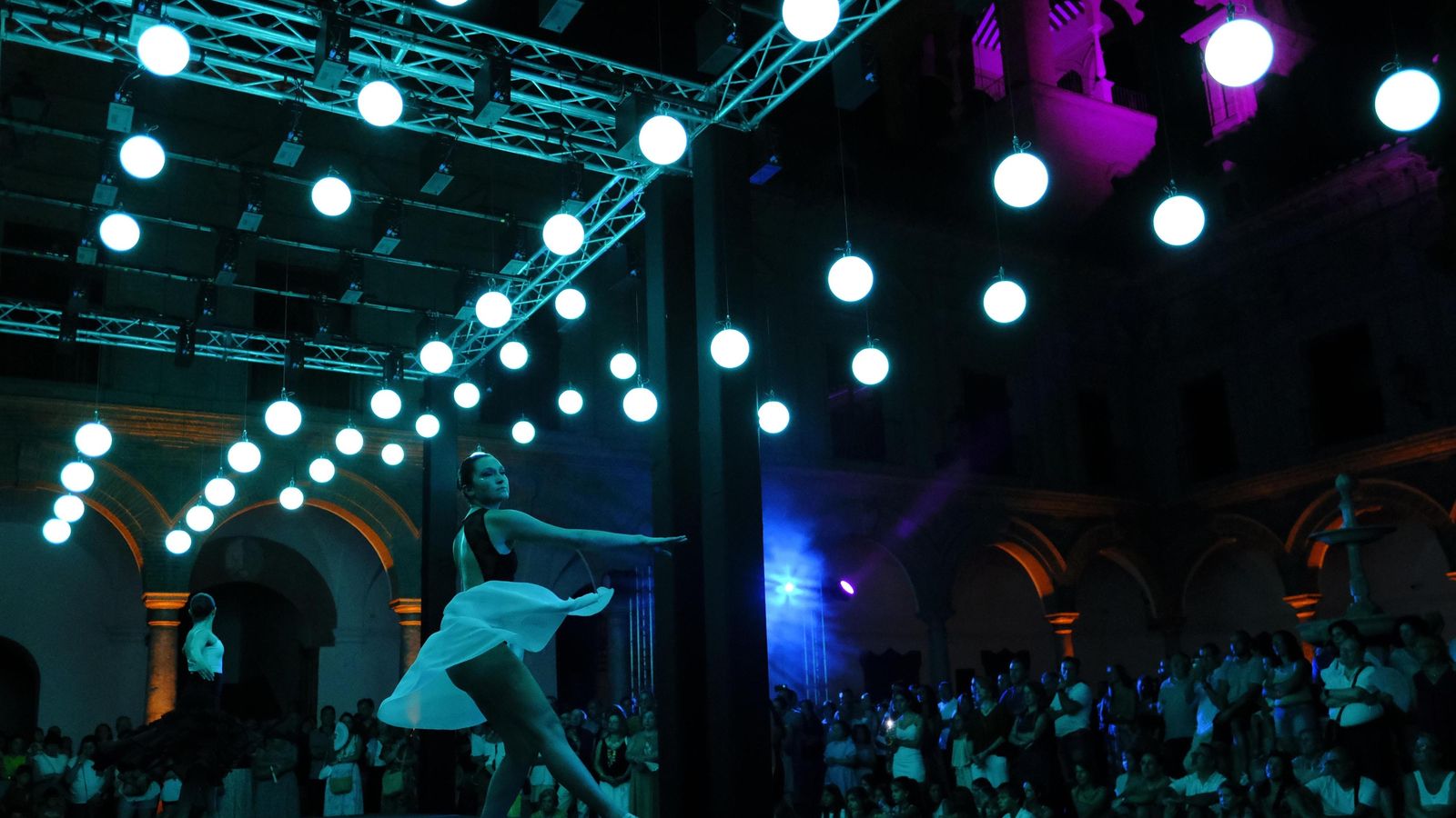 Espectáculo en el patio del Ayuntamiento.