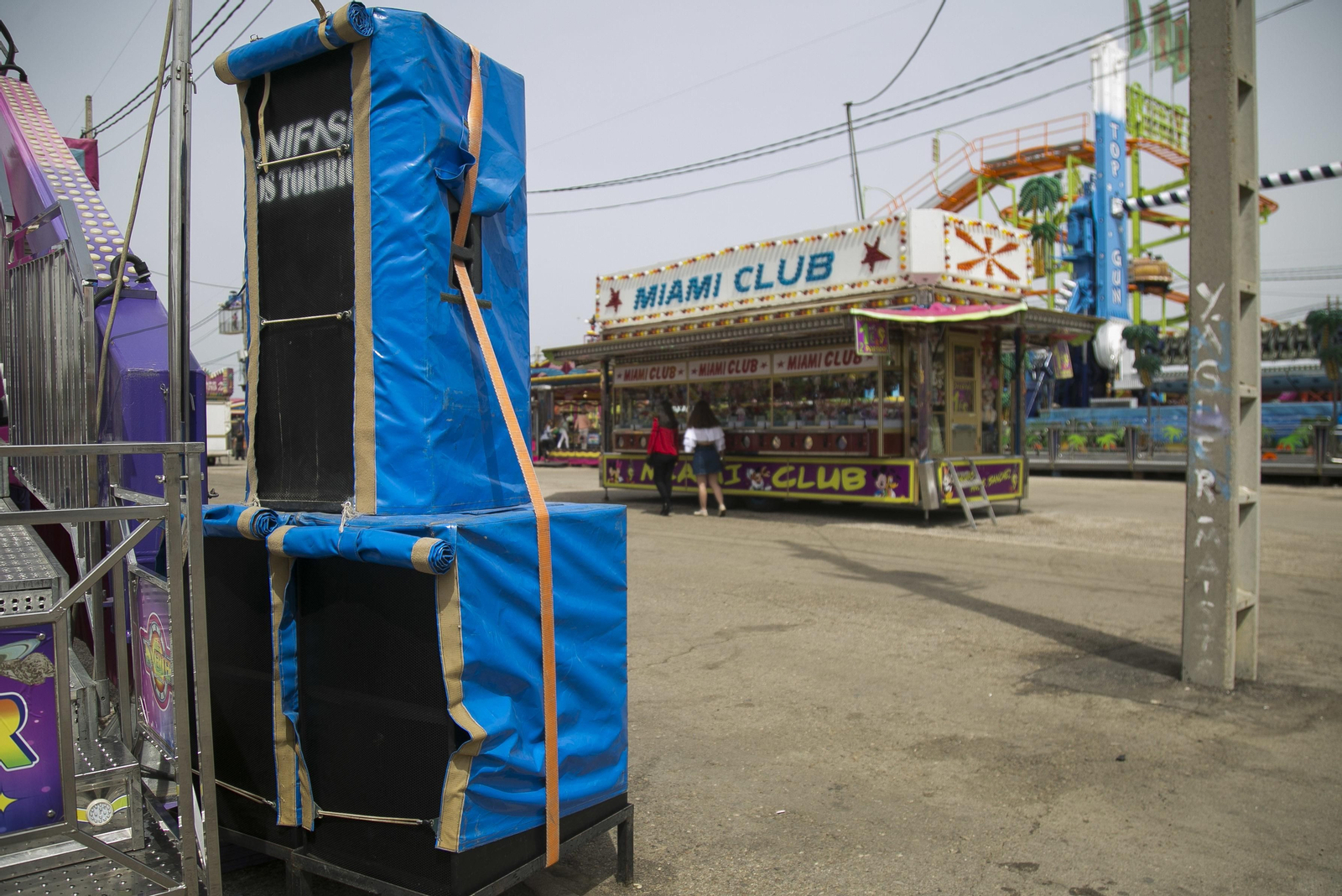 Altavoces en la calle del Infierno en la Feria de Sevilla.