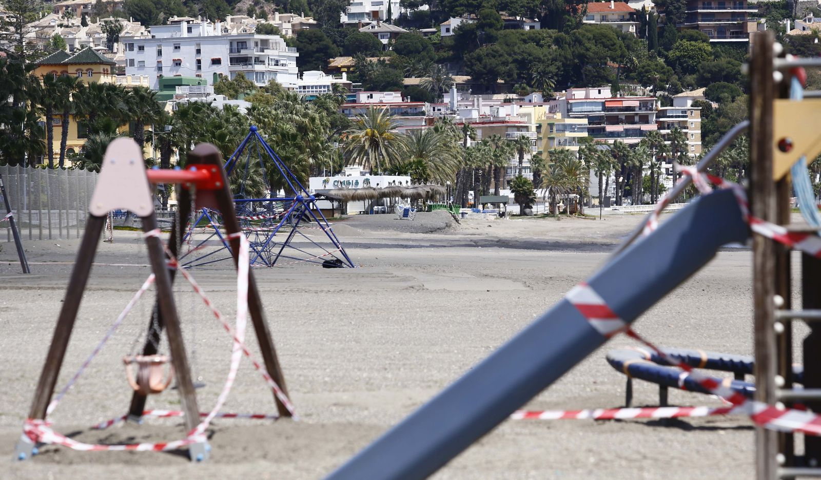 Fotos de la playa de La Malagueta en pleno confinamiento por el coronavirus
