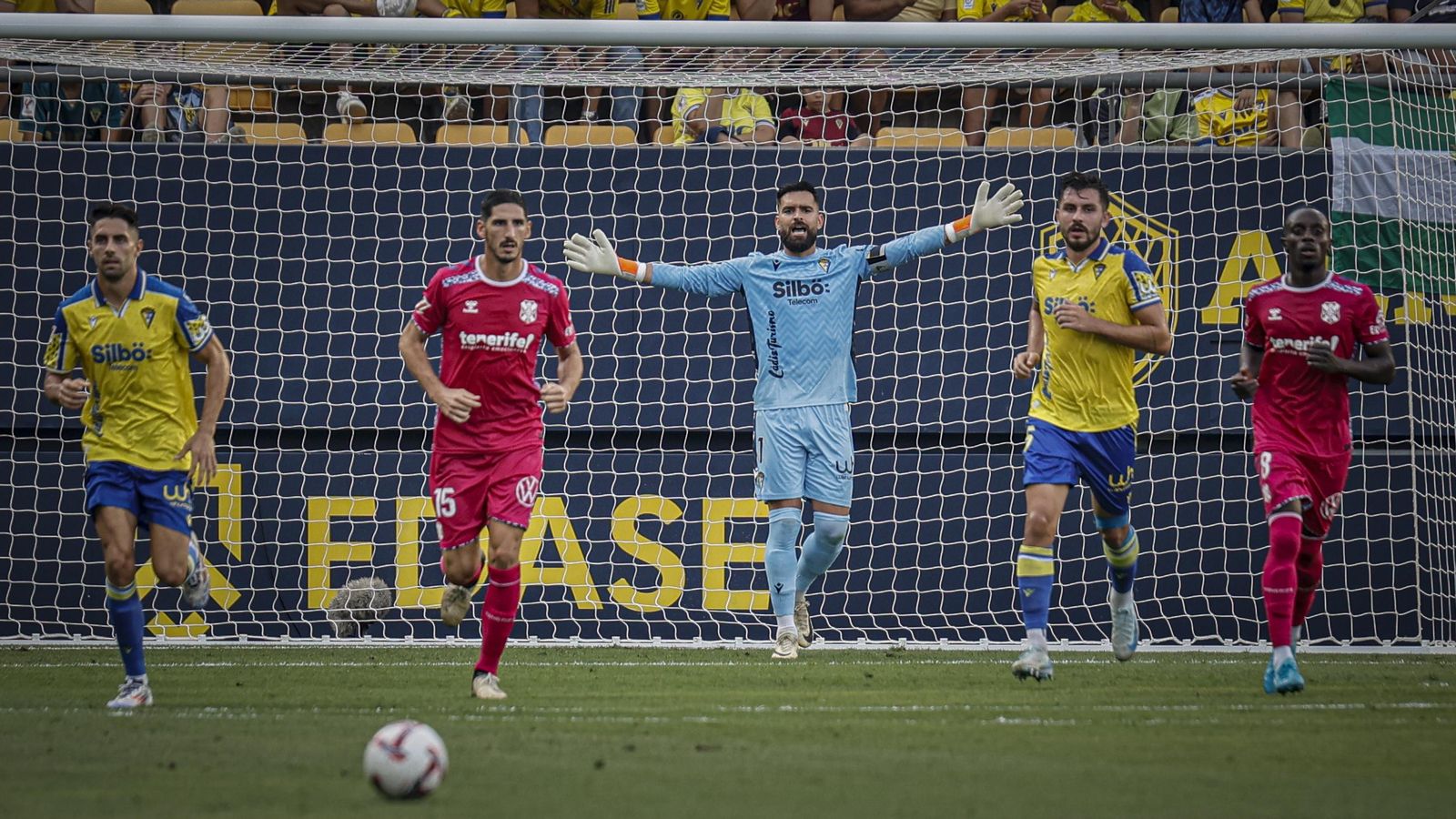 Búscate entre las fotos del partido de fútbol Cádiz CF - CD Tenerife de la Liga Hypermotion