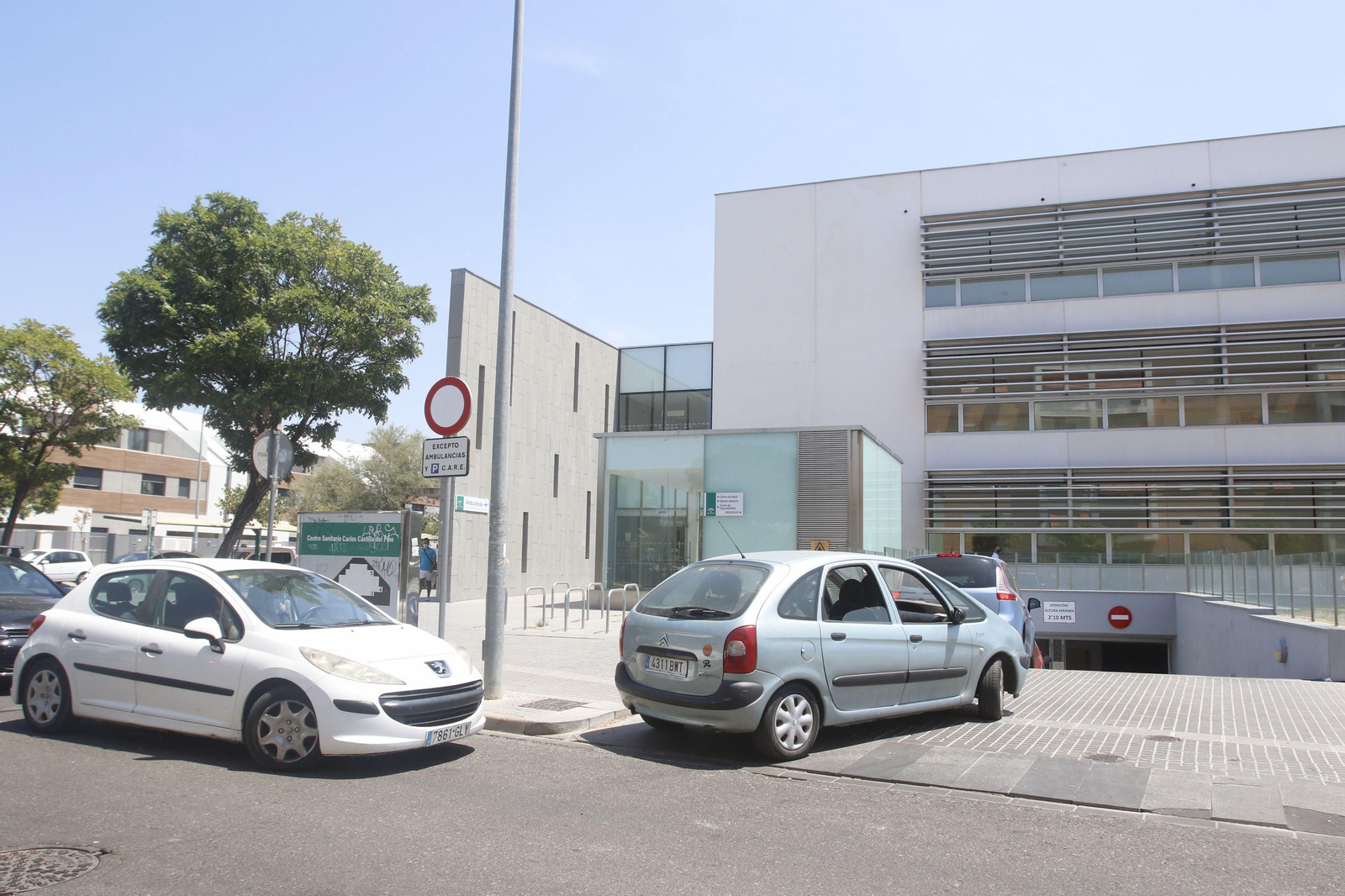Colas de coches en las Setas para recoger muestras a los contactos del brote de la discoteca