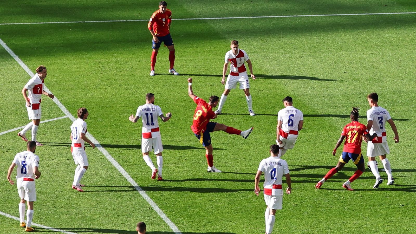 Fabián remata ante varios jugadores croatas para marcar el 2-0.