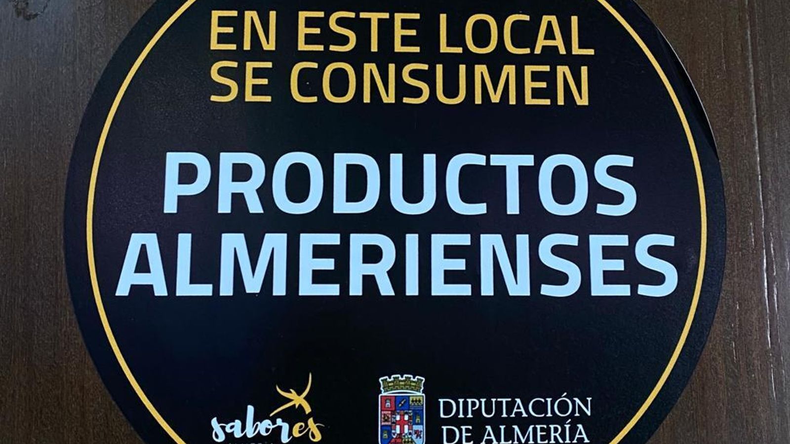 Pegatina colocada en el local que indica la utilización de productos locales