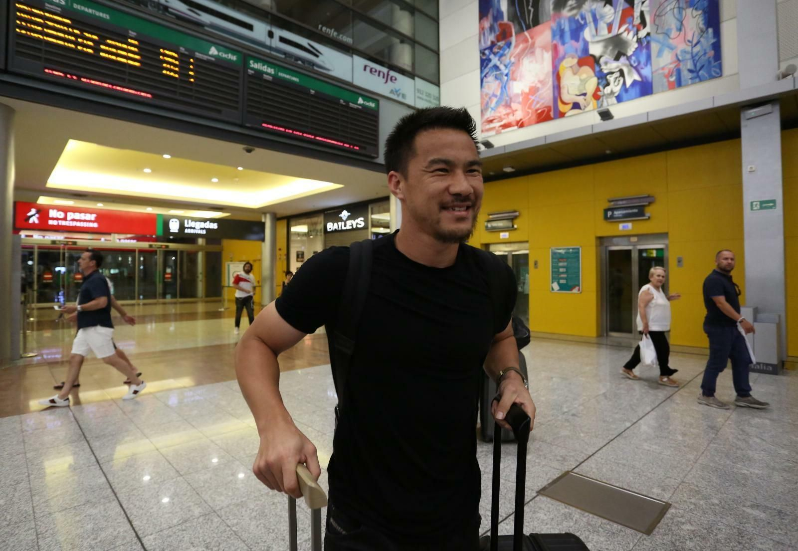 Las fotos de la llegada de Okazaki