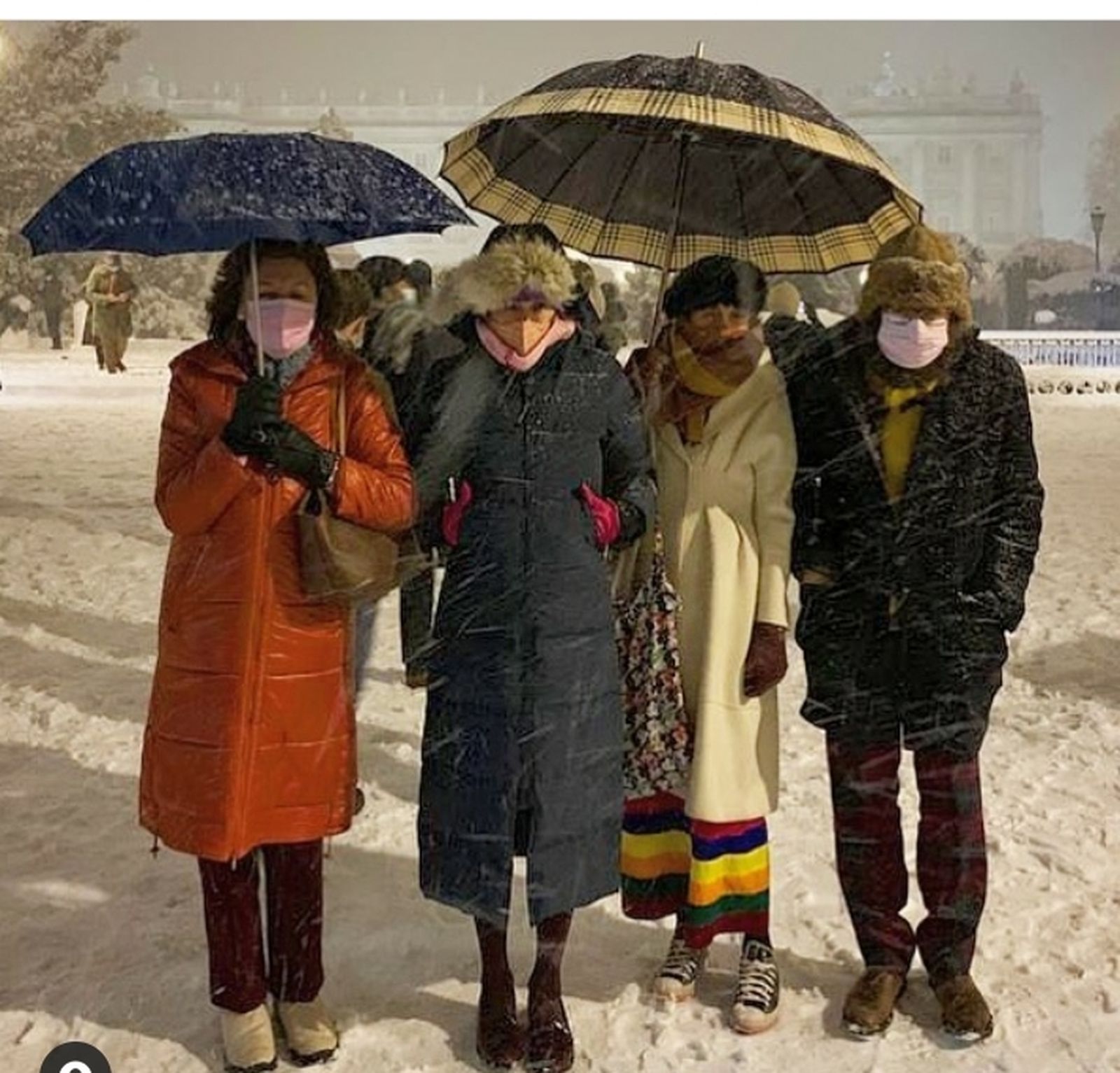 Agatha Ruiz de la Prada relata el primer momento en que la nevada se complicó. El viernes iba al Teatro Real con sus amigas. Parecen formar parte de un óleo