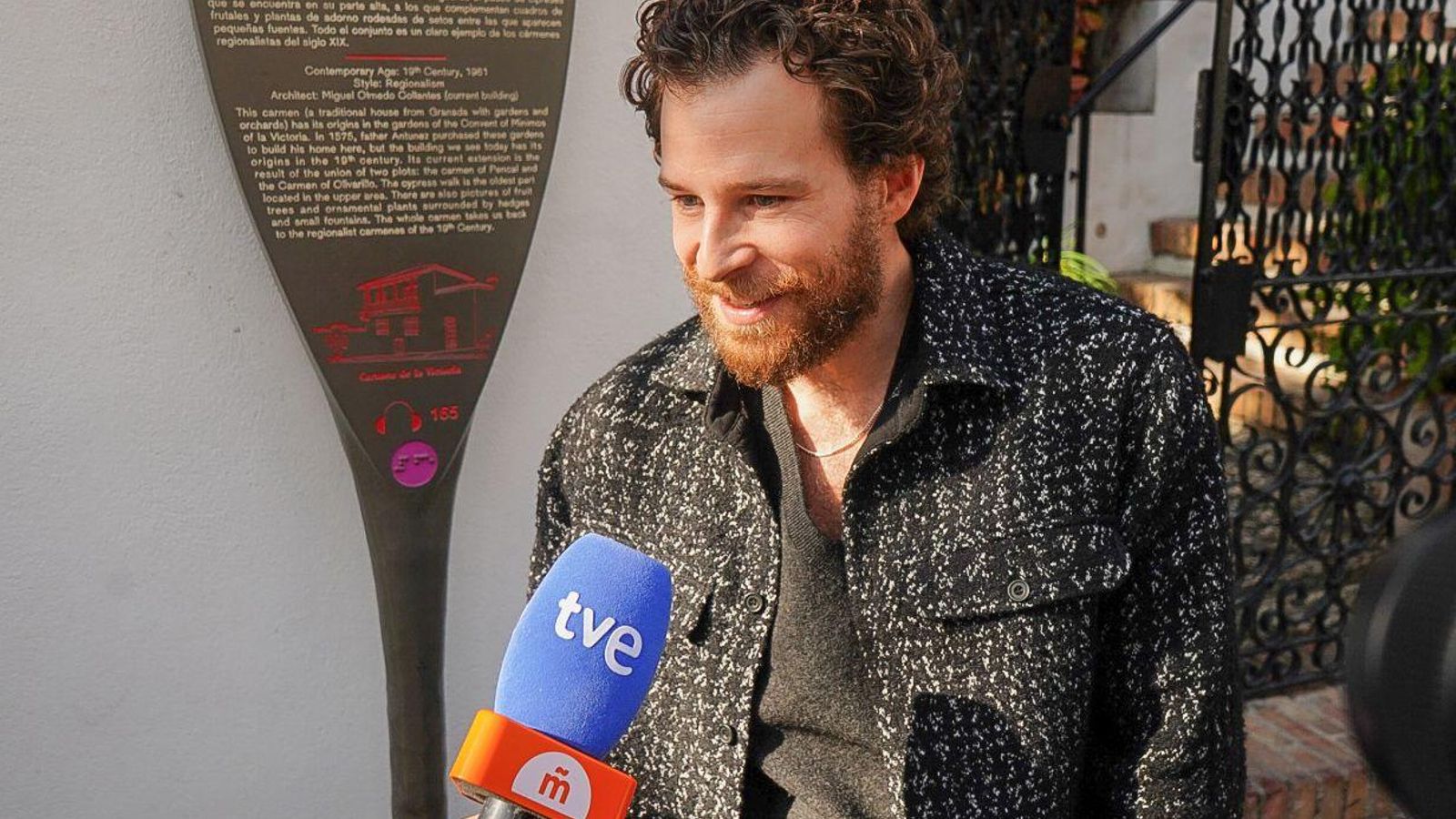 Álvaro Cervantes atiende a los medios en el acceso al Carmen de la Victoria.