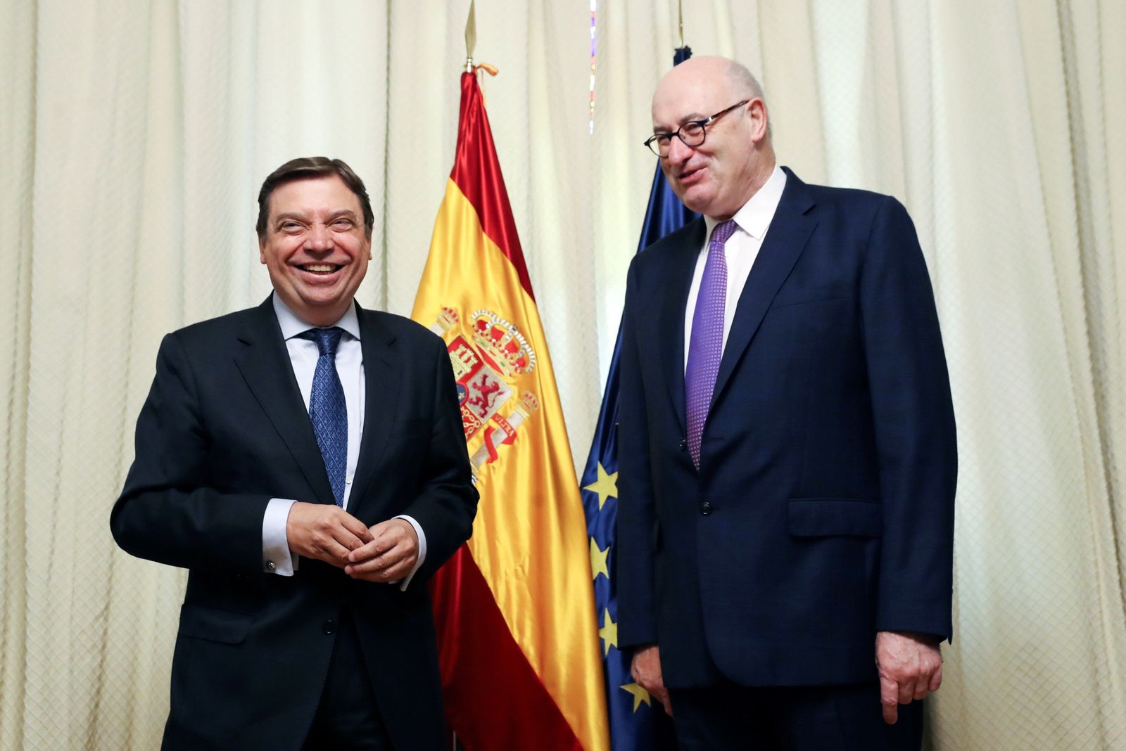 El comisario de Agricultura y Desarrollo Rural, Phil Hogan  y el ministro de Agricultura, Pesca y Alimentación, Luis Planas, a la izquierda, en junio pasado.