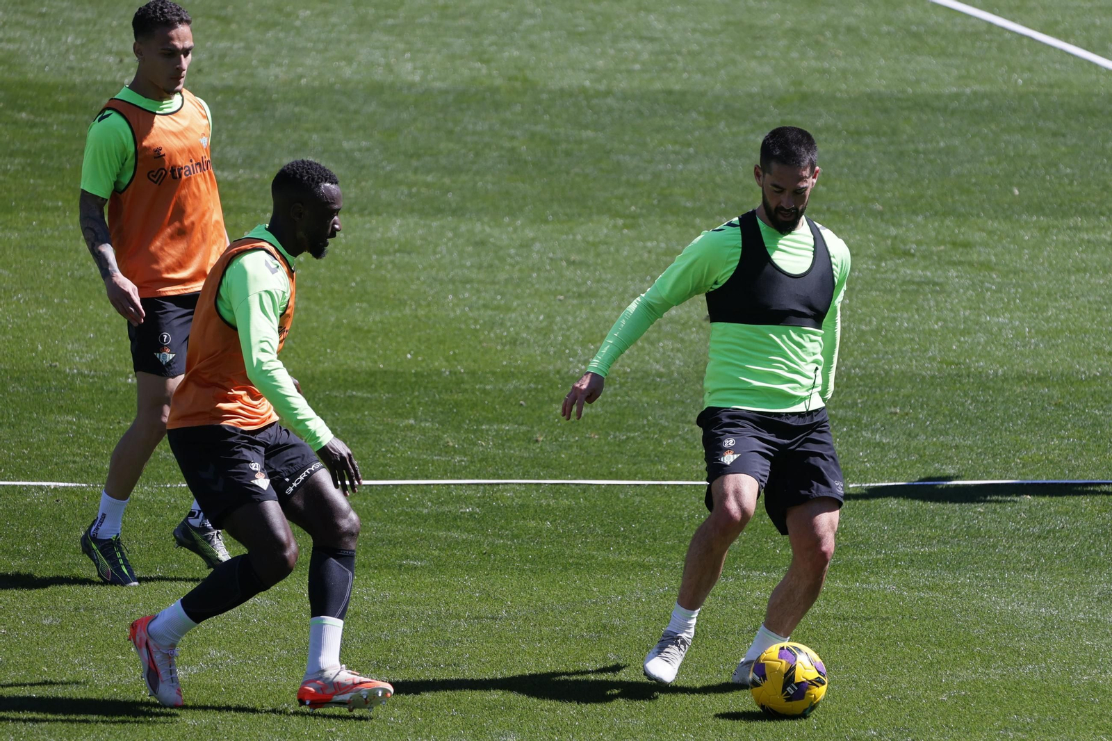 Las imágenes del gran ambiente en el entrenamiento del Betis