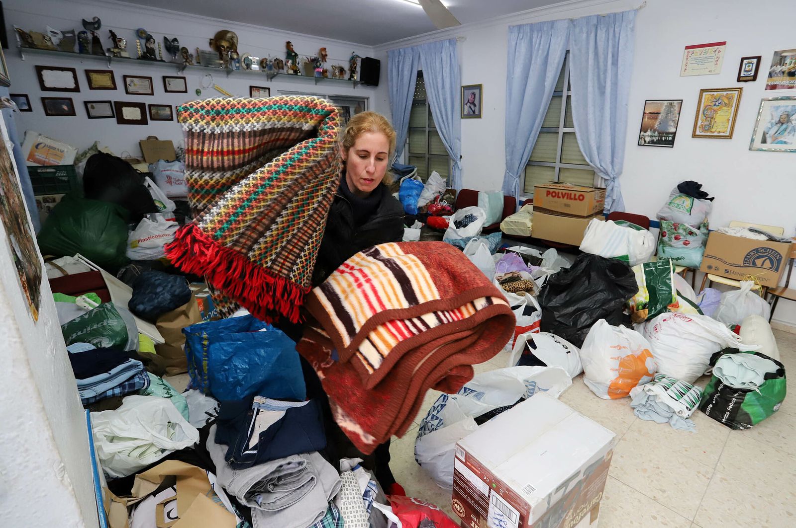 Imágenes de la colecta solidaria para la familia afectada por el incendio en la Hispanidad