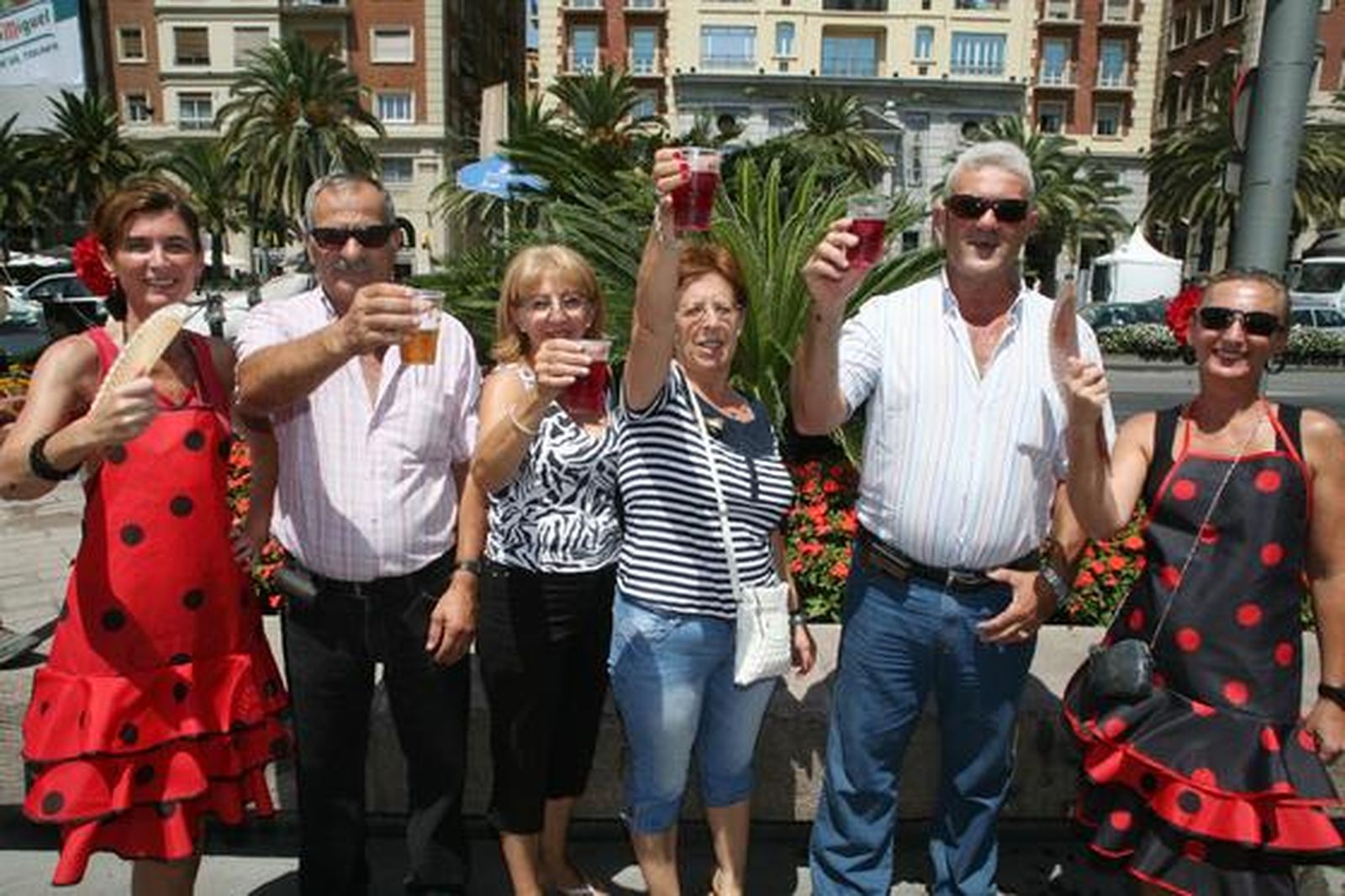 María Dolores, Joaquín, Fani, Mercedes, Predo y Ana brindan alegres por la Feria de Málaga.

Foto: PUNTO PRESS