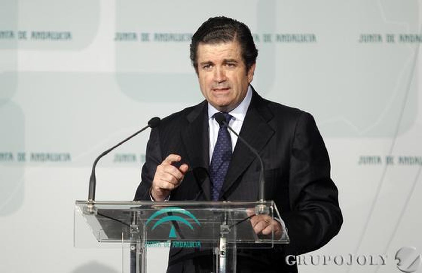 La Junta y Endesa firman un convenio por el que la compañía invertirá 15 millones para becas.

Foto: Juan Carlos Muñoz