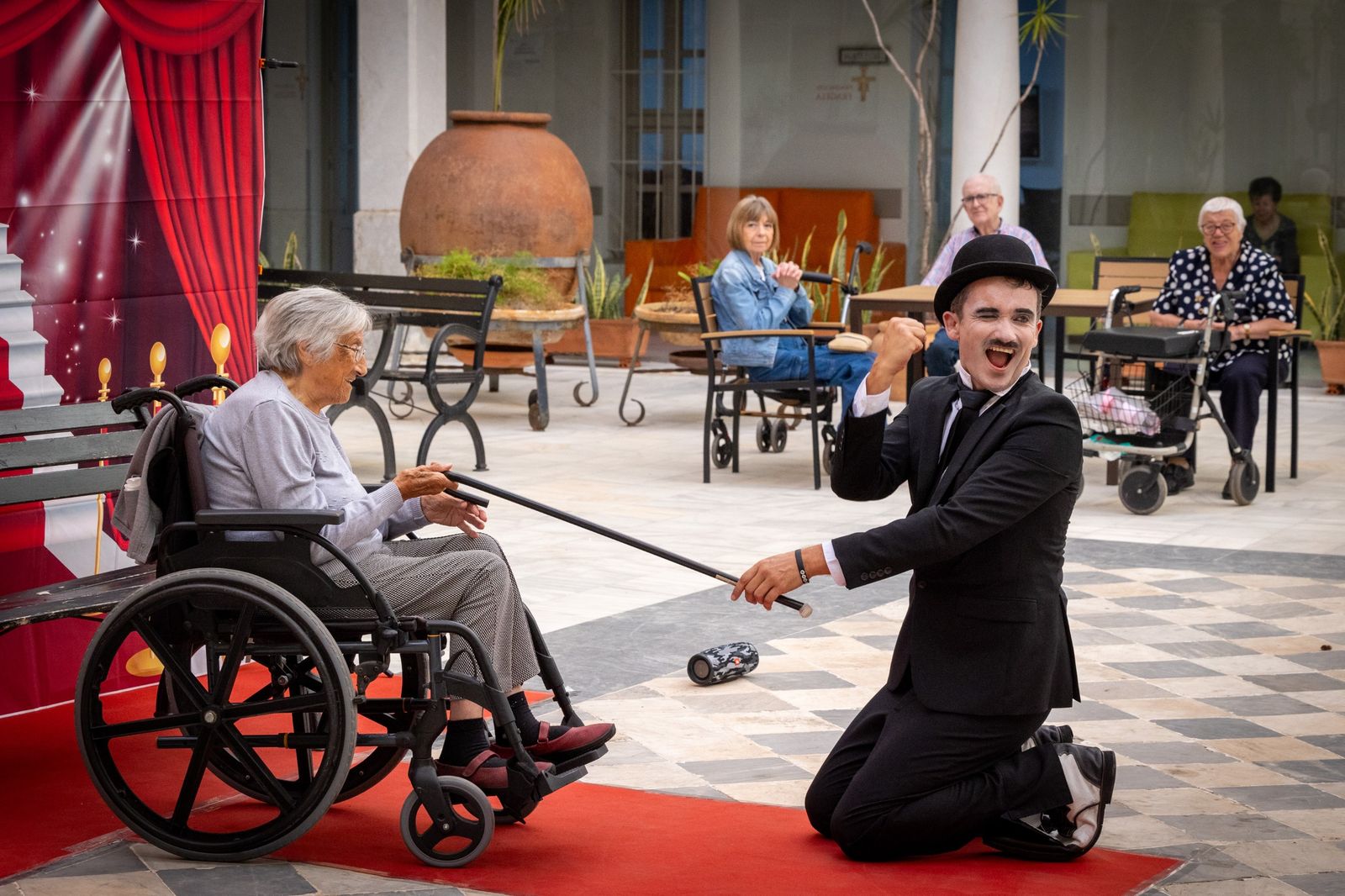 En imágenes, Charlot lleva la magia del cine a la residencia Fragela de Cádiz