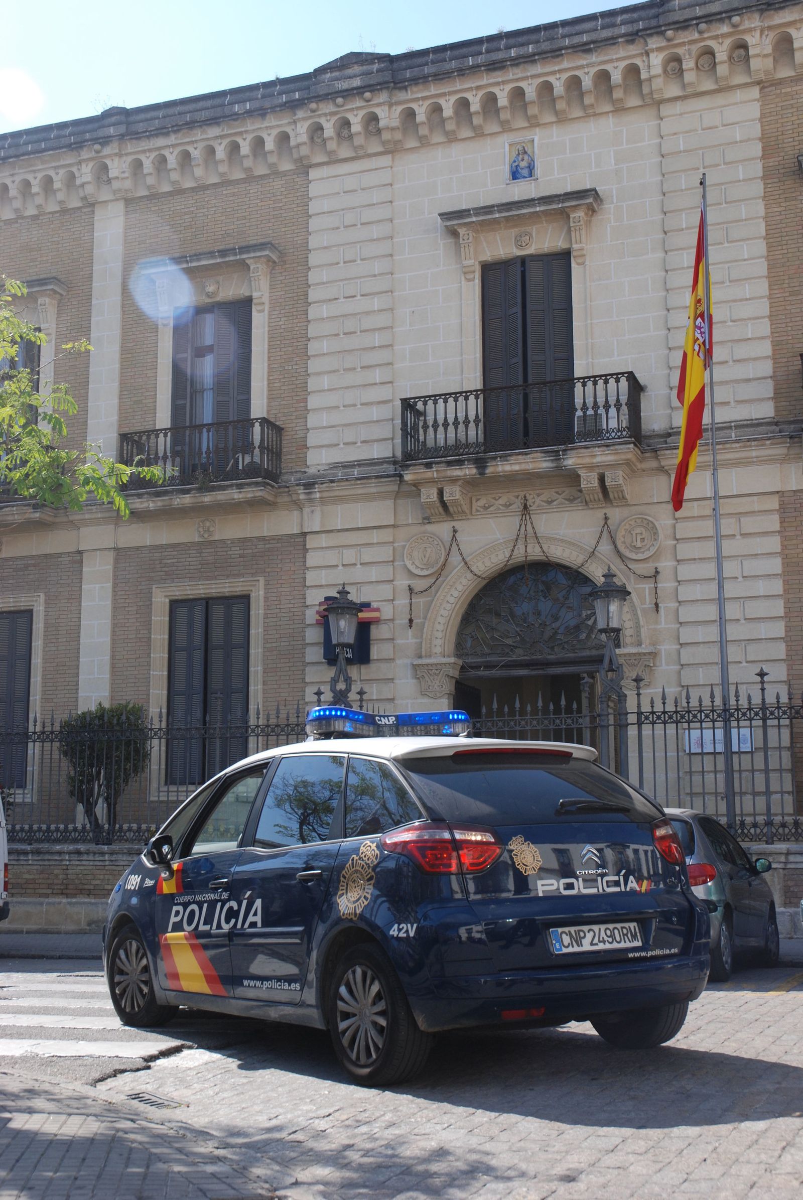 Fachada de la comsiaría, en la plaza del Arroyo