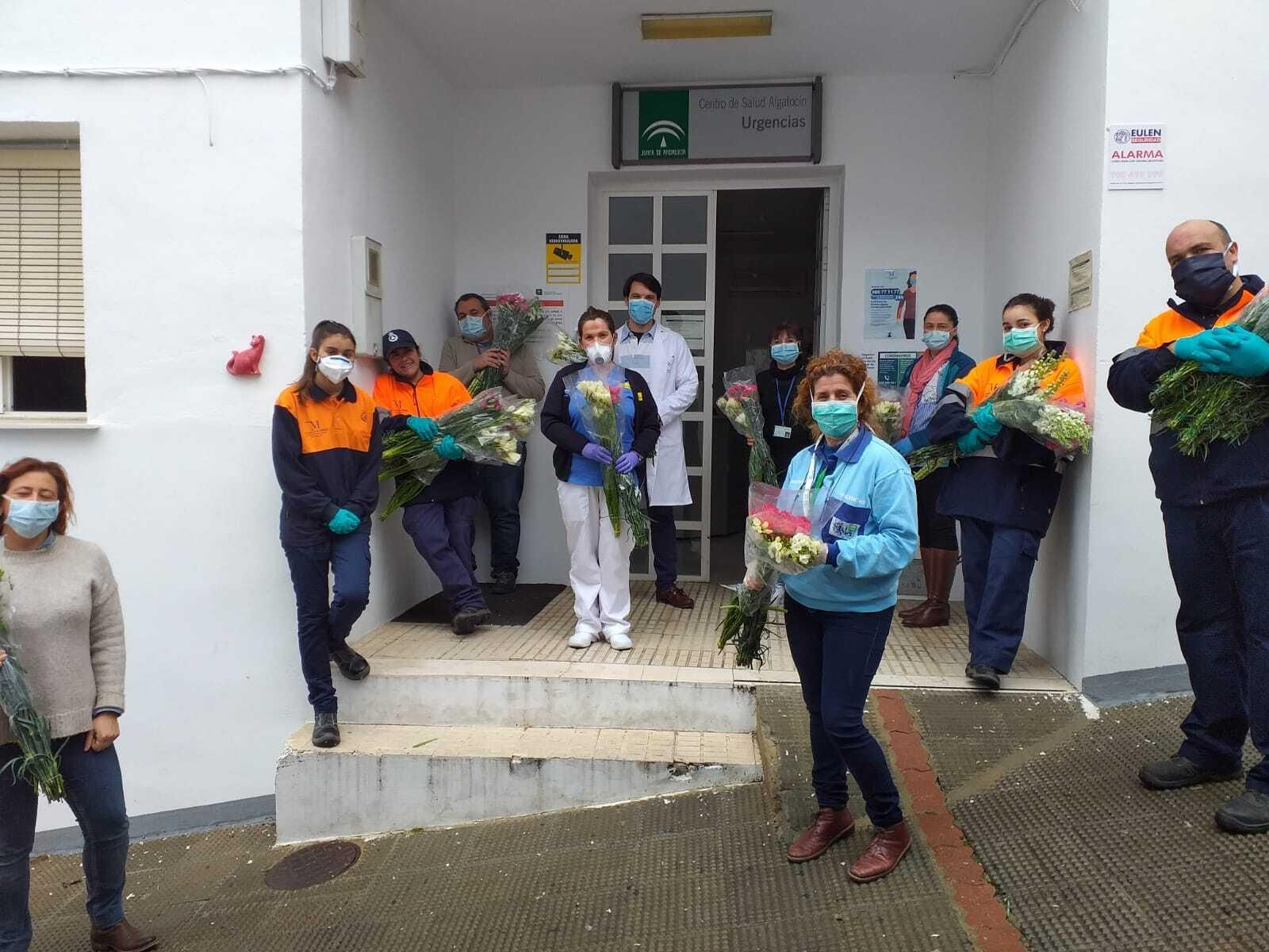 Las flores también se han entregado a los profesionales sanitarios
