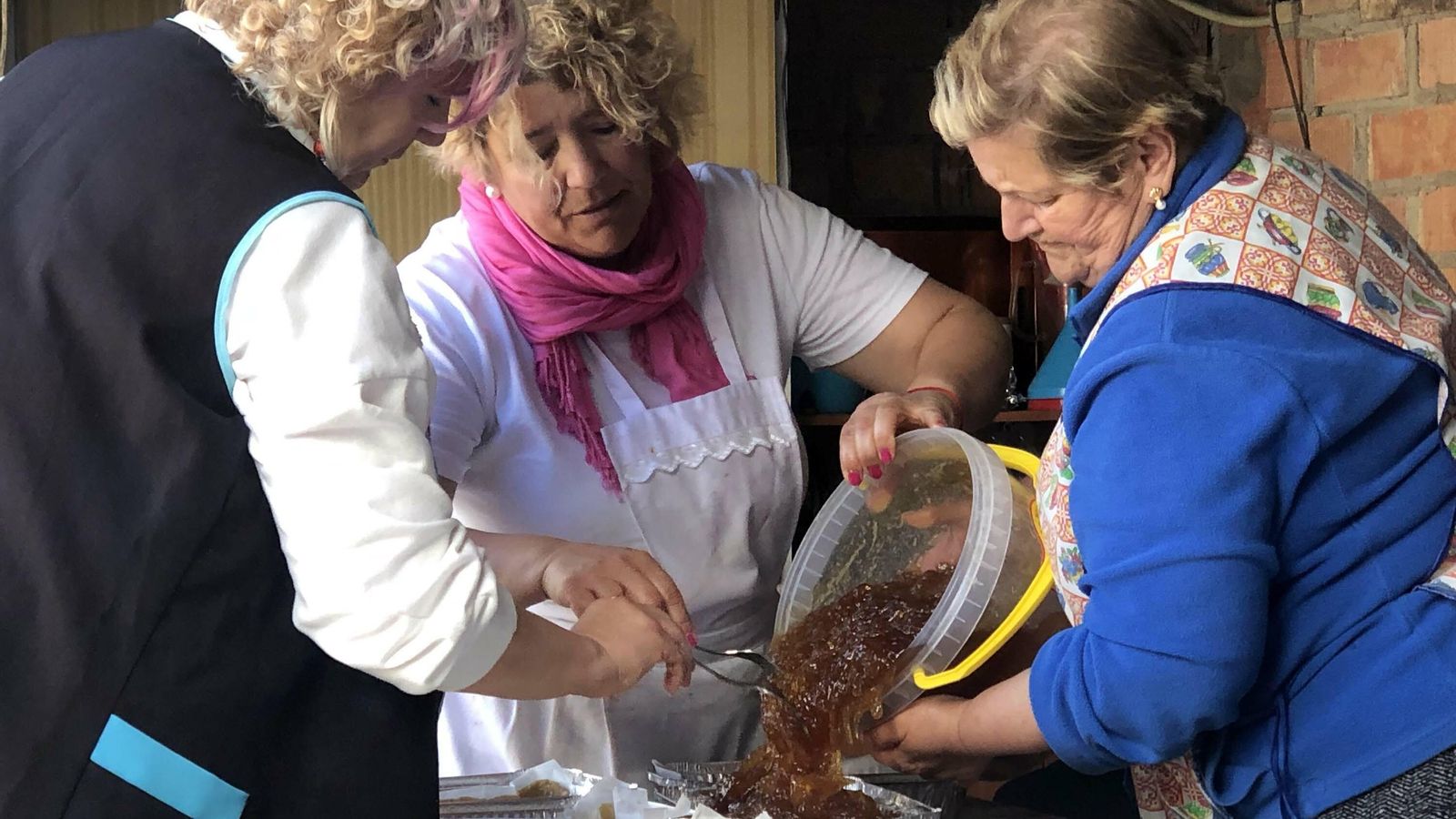 Tres mujeres elaboran una receta que se traslada de generación en generación.