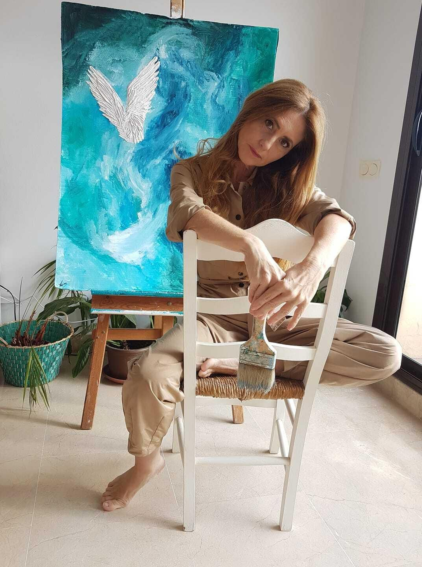 Harillo, posando frente a una de sus obras