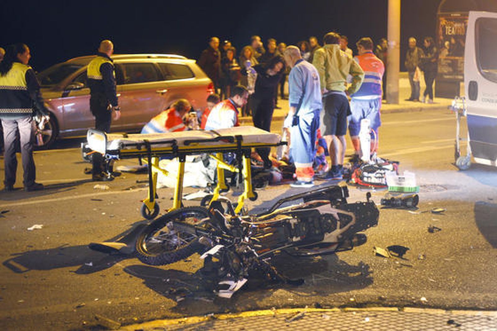 Fallecen dos motoristas tras un brutal choque en el Paseo Marítimo