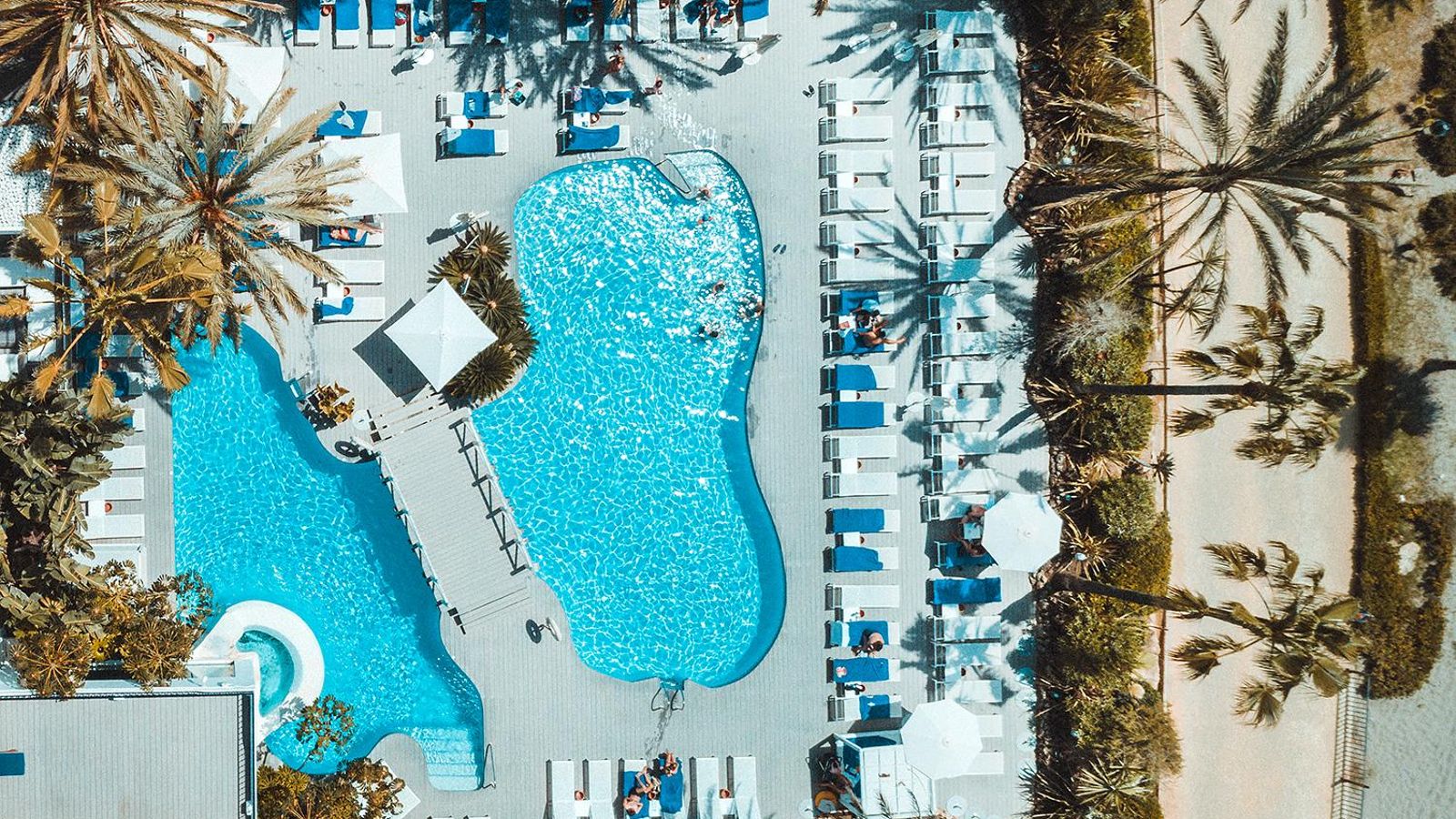 Piscina del hotel de cinco estrellas Gran Lujo Puente Romano, en plena Milla de Oro de Marbella