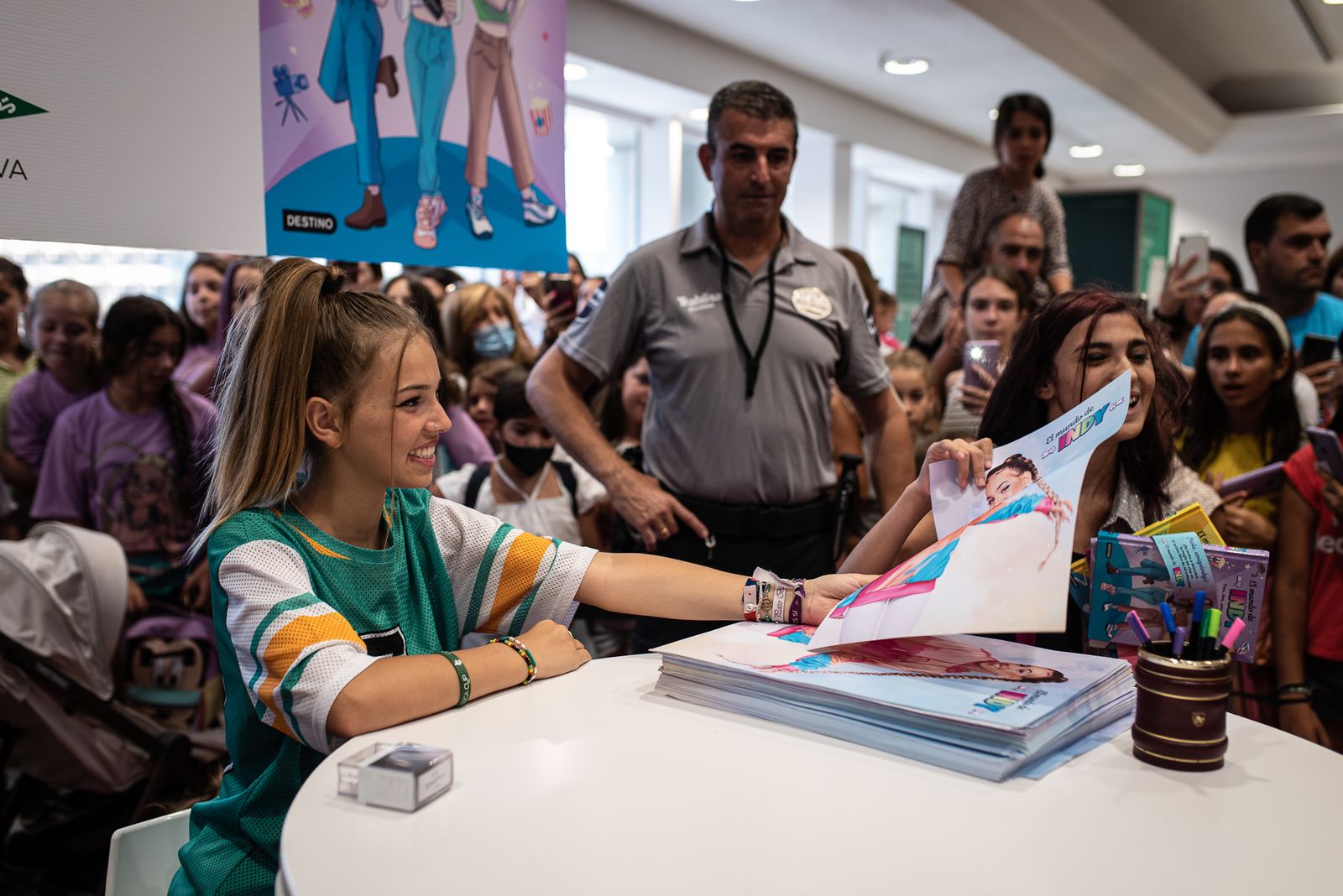 Imágenes de la firma de libros de la youtuber Indy en El Corte Inglés