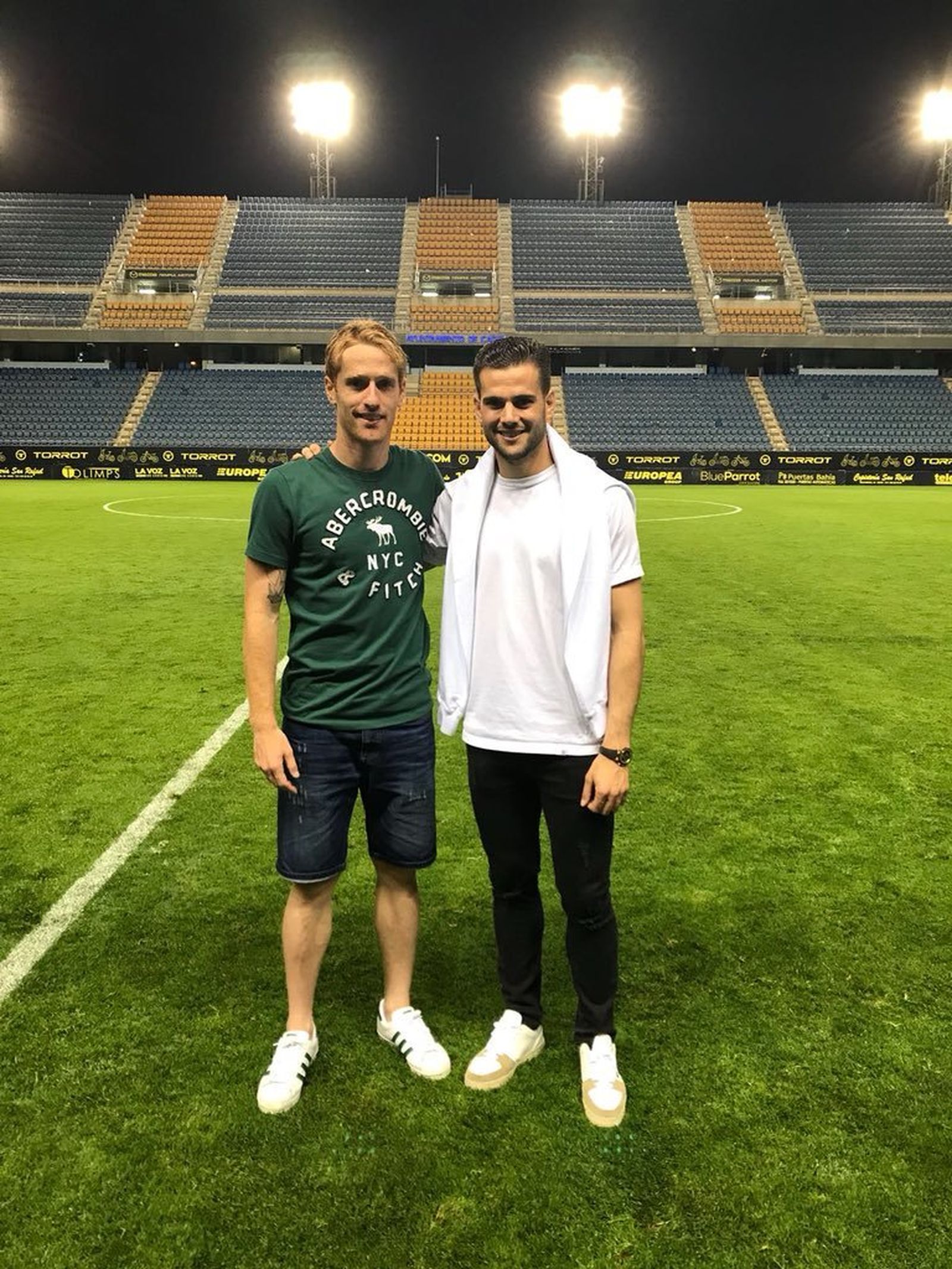 Álex Fernández y su hermano Nacho, al término del encuentro.
