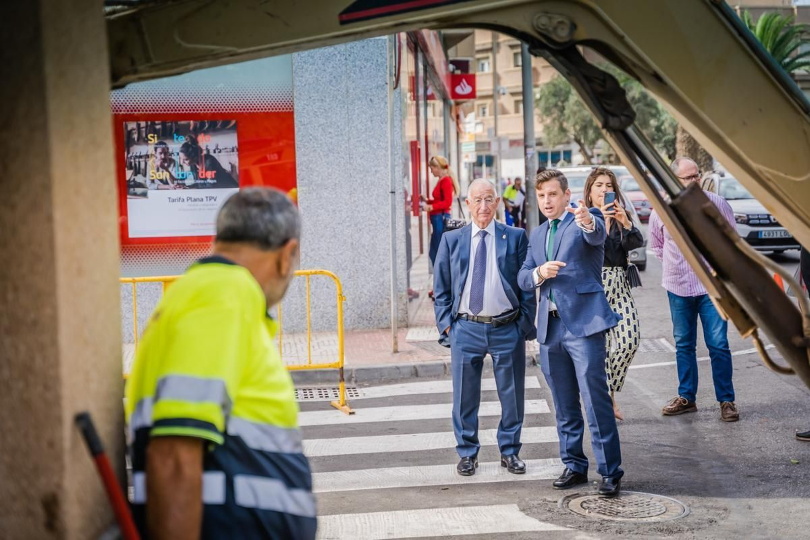 El alcalde Gabriel Amat y José Luis Llamas, edil de Urbanismo, visitan una de las calles del municipio.