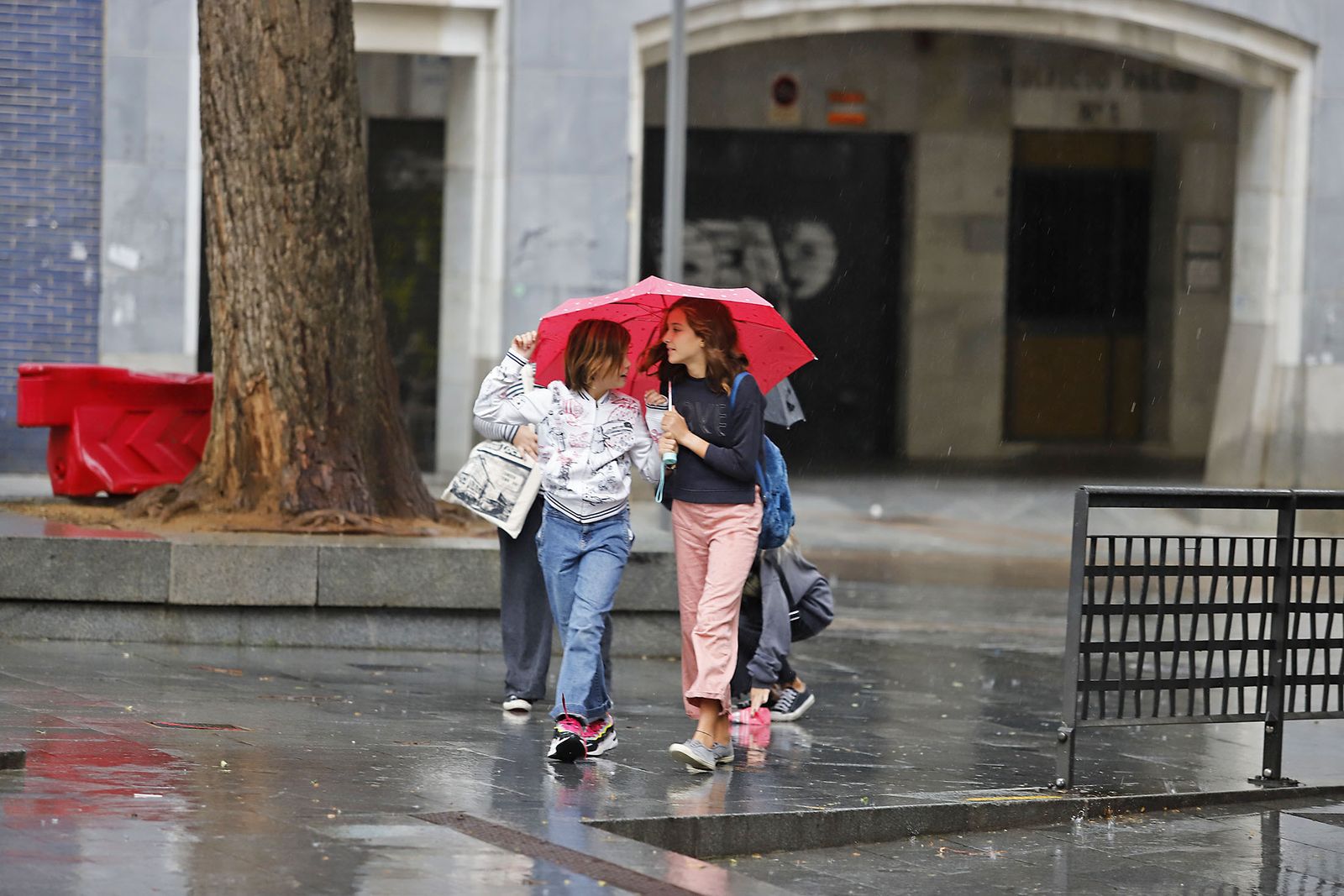 Imágenes de la mañana lluviosa de domingo en Huelva