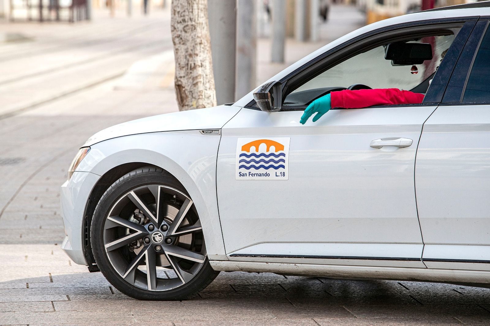 Un taxista, a la espera de un servicio.