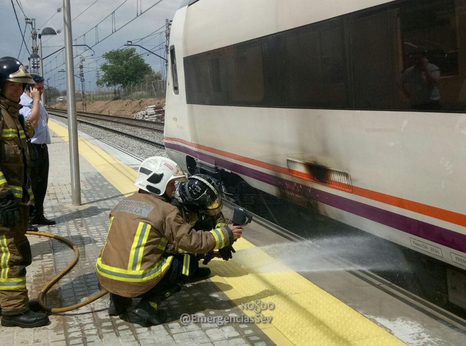 Los bomberos actúan en el incendio en el tren.
