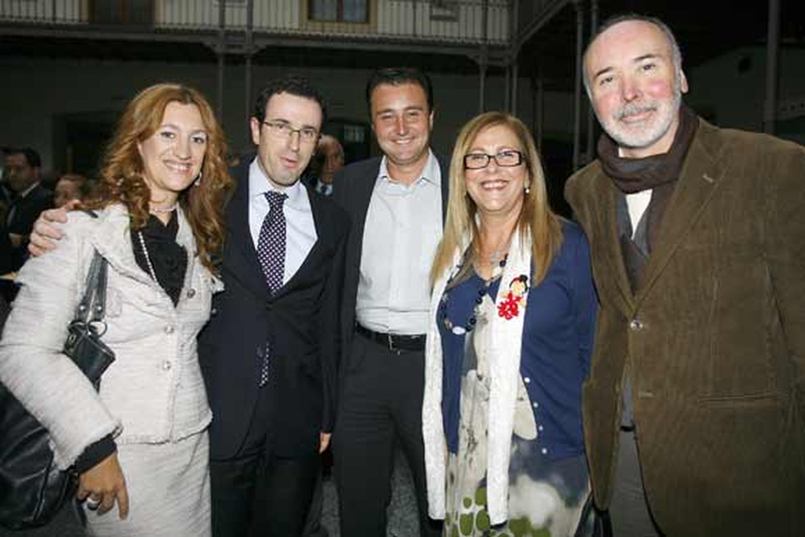 Dos de los asistentes más felices, Mari Ángeles Carrasco, directora de la Agencia Andaluza del Flamenco, y Francisco Perujo, junto a Yolanda Peinado y Luis Ben. 

Foto: Julio Gonzalez/Joaquin Pino/Lourdes de Vicente