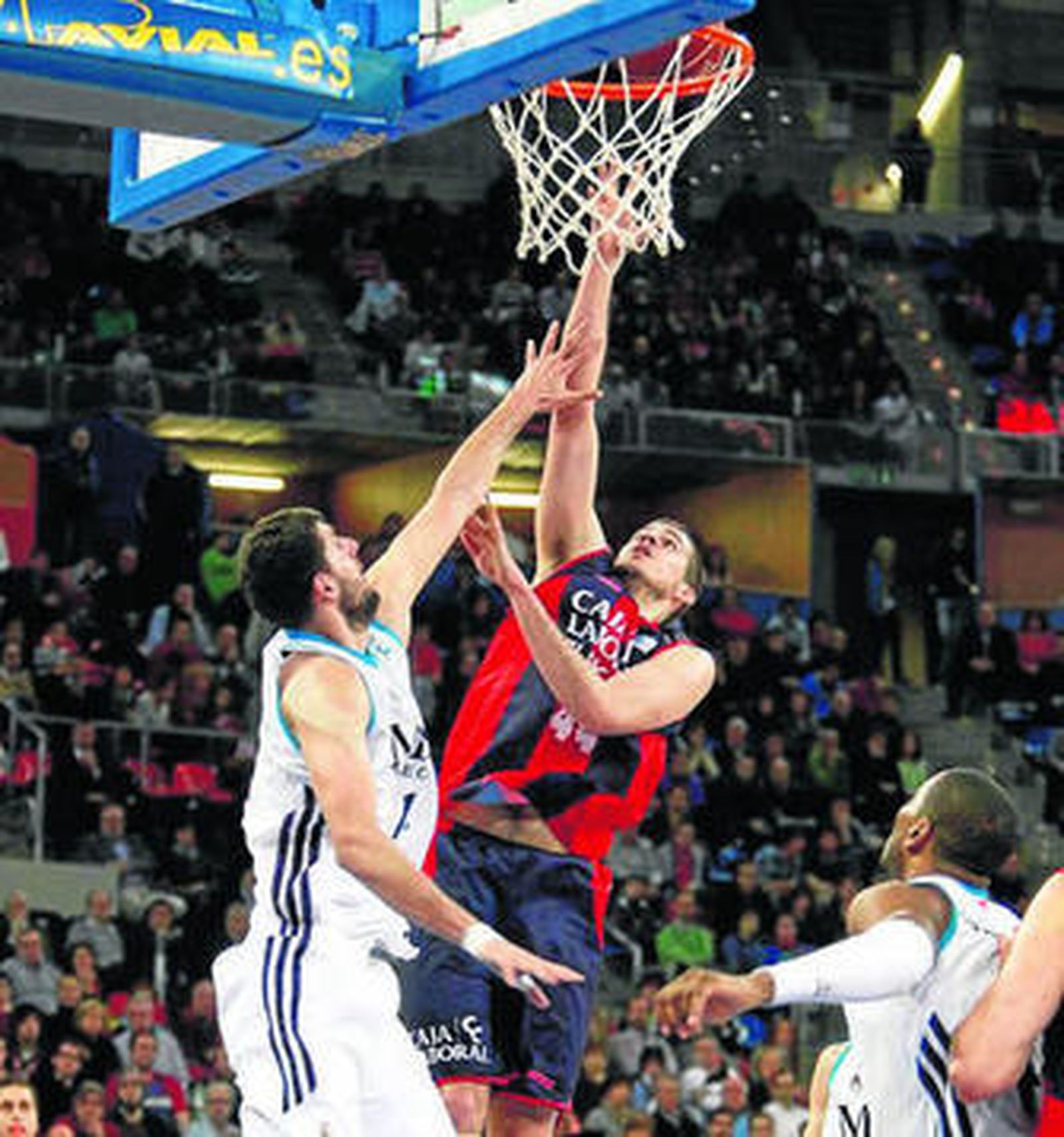 Mirotic trata de taponar a Nemanja Bjelica.