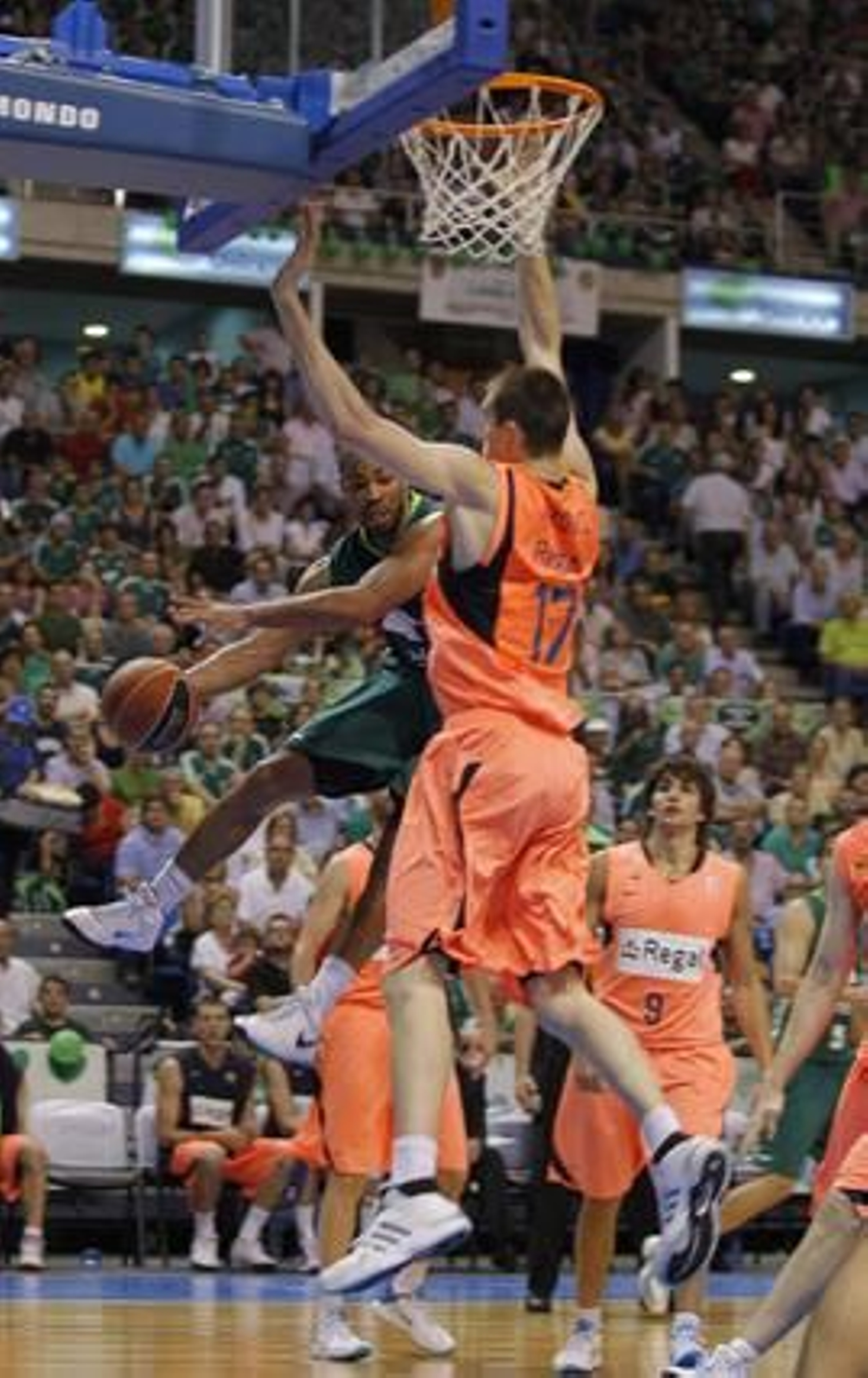 Unicaja cae eliminado de los play-off de la ACB en semifinales ante el Barcelona. / Sergio Camacho