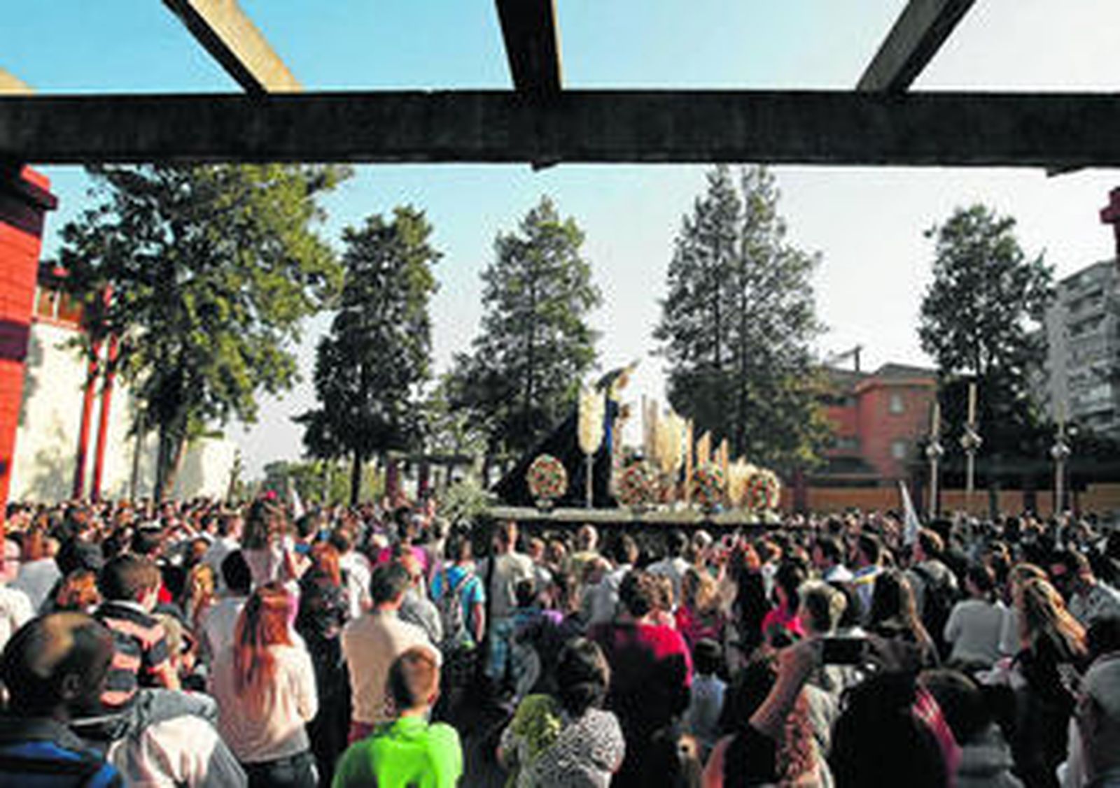 Imagen de la plaza de la iglesia de San José Artesano, ayer llena de devotos ante la mirada de María Santísima de la Trinidad.