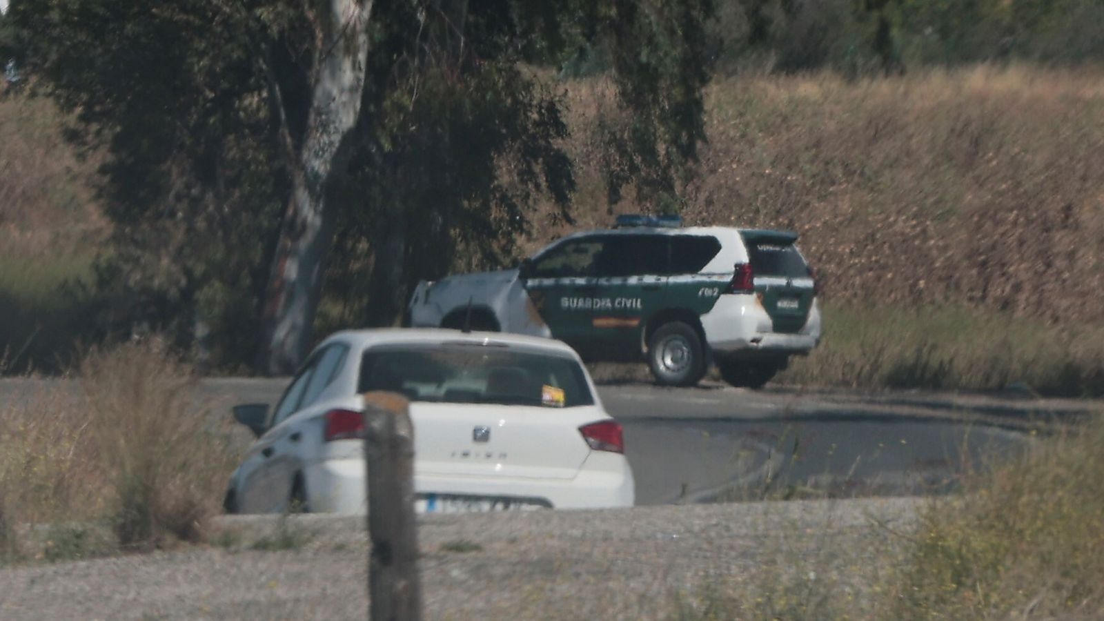 Un coche de la Guardia Civil, apostado en un recodo de la carretera que lleva al Trobal.