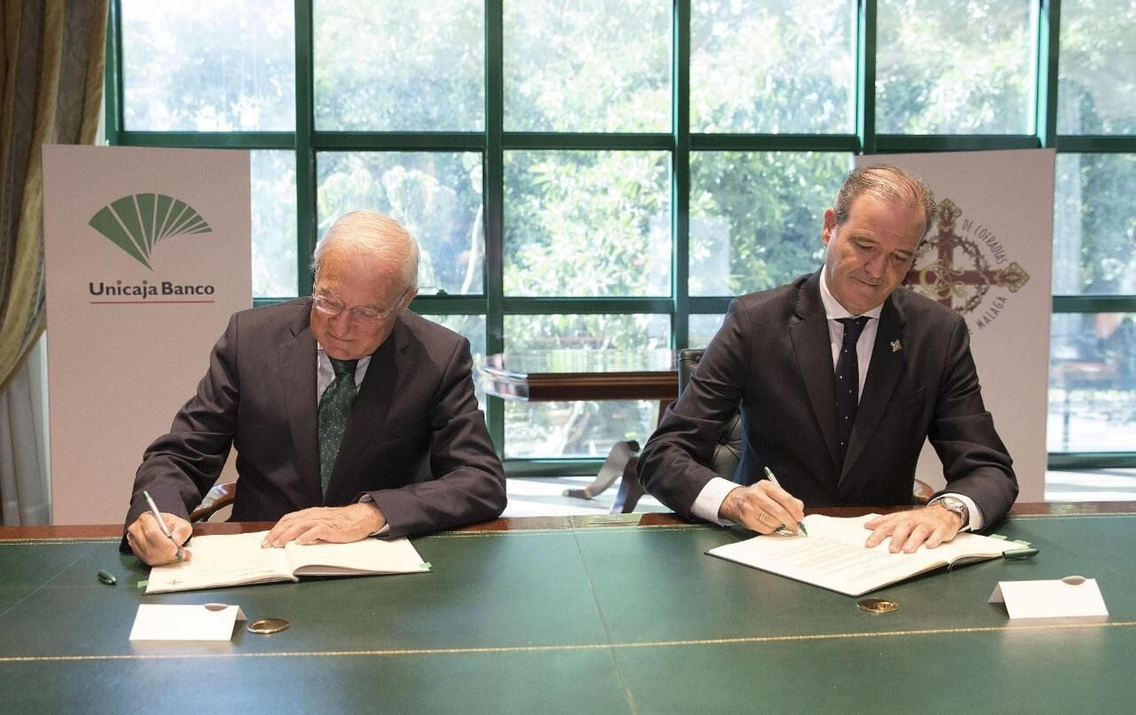 Firma del convenio entre Manuel Azuaga y Pablo Atencia.