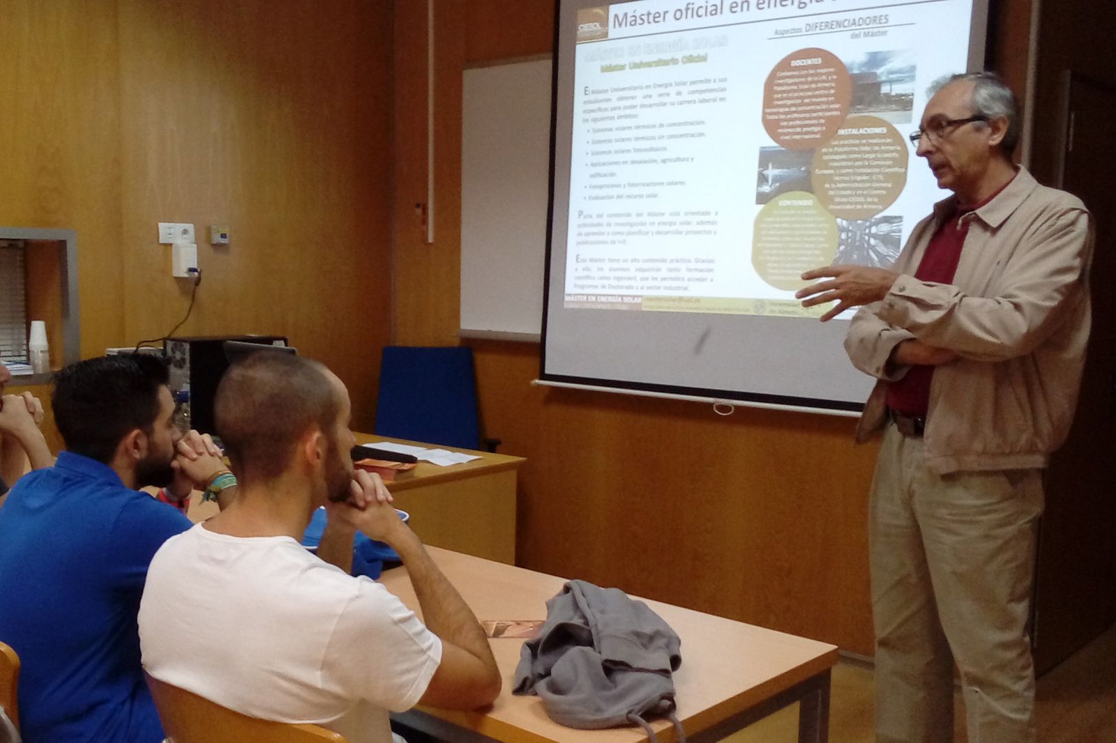 Eduardo Zarza, el coordinador académico del máster, habla a los alumnos.