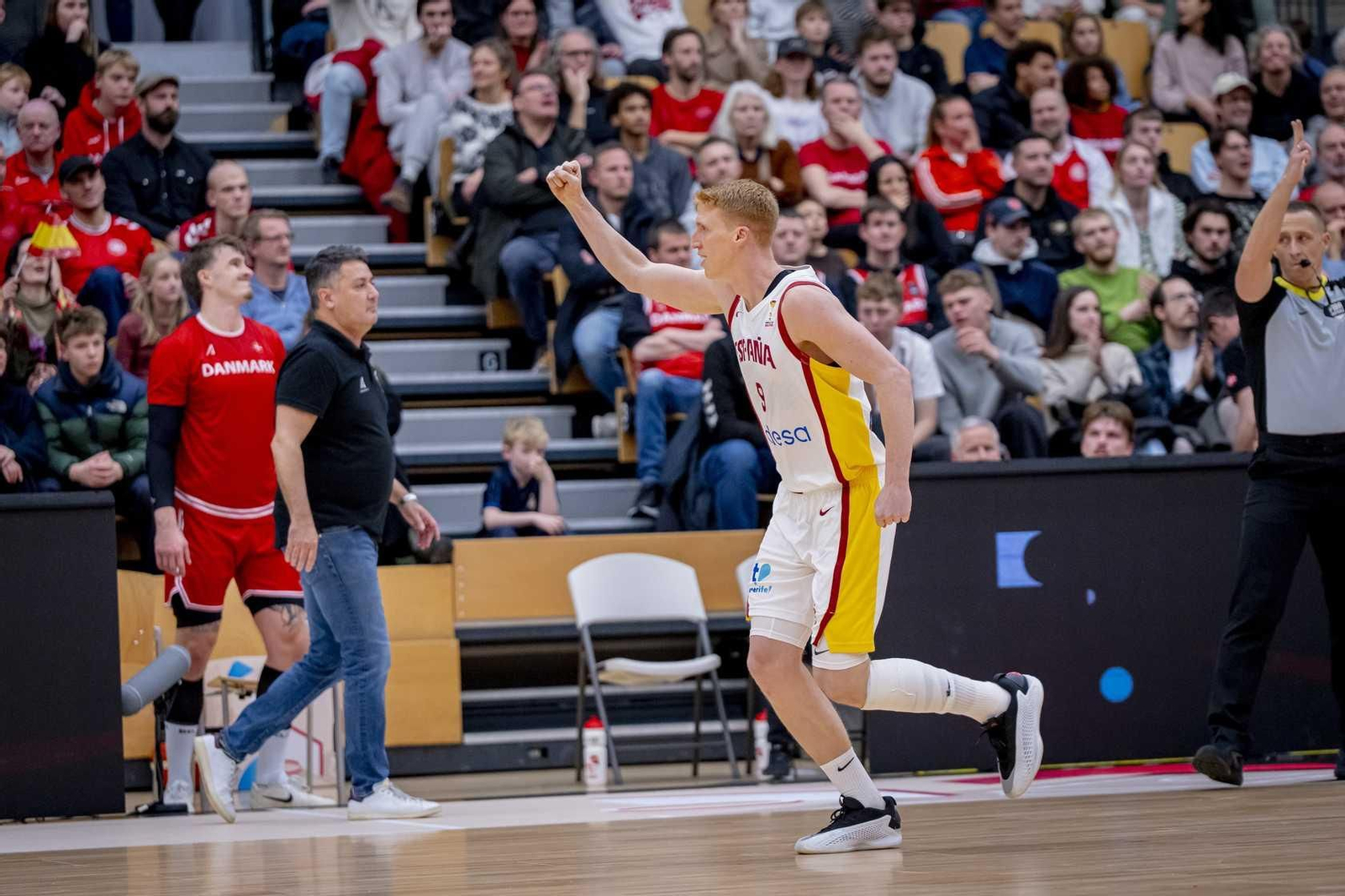 Cómodo inicio de la España de Chus Mateo con un buen Alberto Díaz