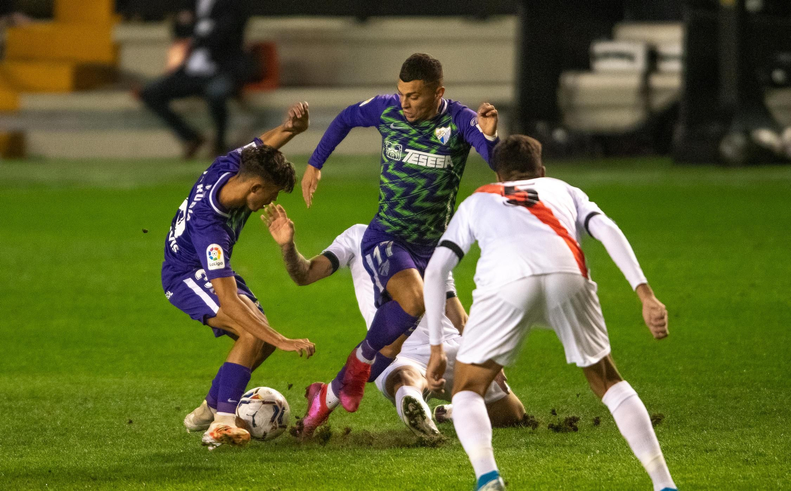 David Larrubia intenta regatear en Vallecas, al lado de Yannis. David Larrubia intenta regatear en Vallecas, al lado de Yannis.