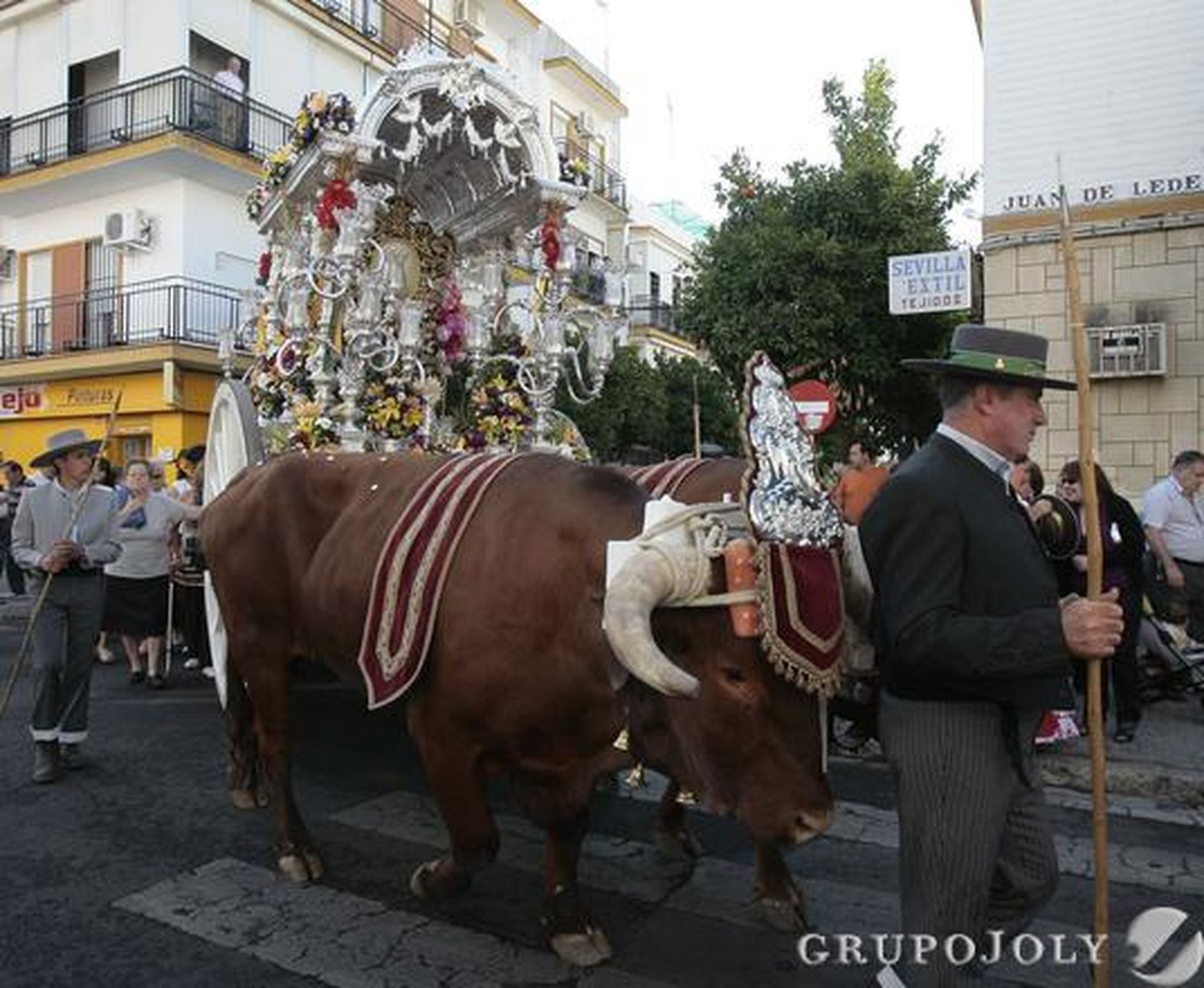 Salida de la Hermandad del Rocío del Cerro del Águila hacía la aldea almonteña.

Foto: José Ángel García