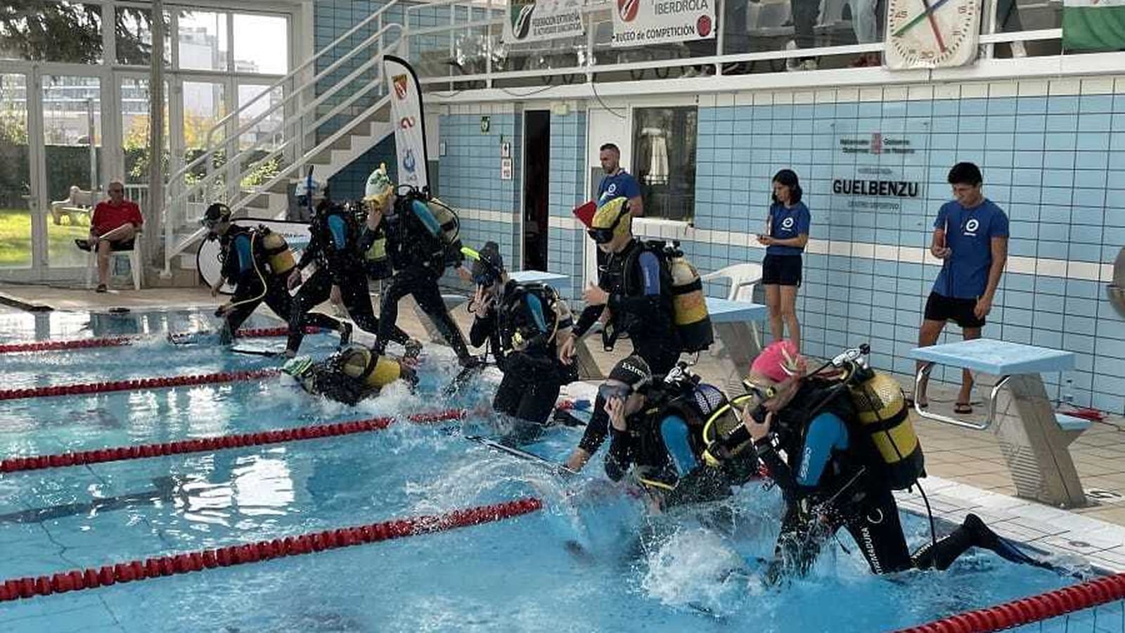 Buzos al agua en el inicio de una de las pruebas.