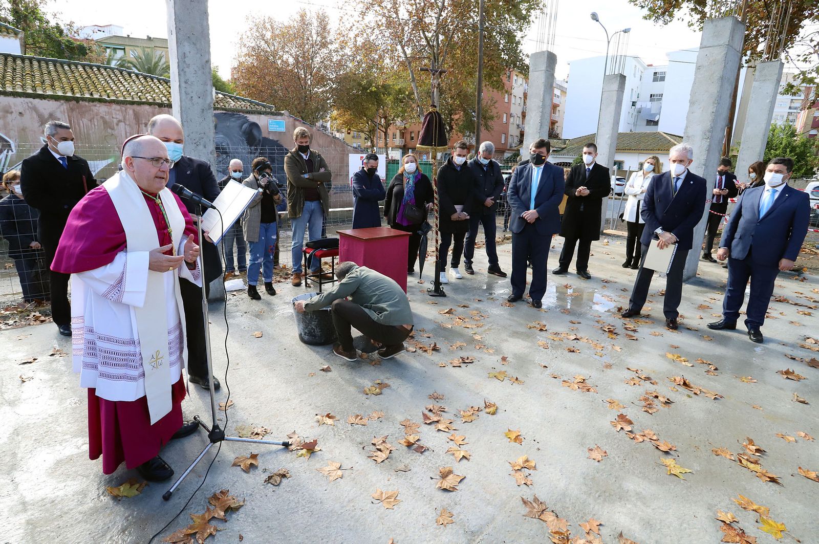 El Obispo de Huelva, Santiago Gómez, coloca la primera piedra de la nueva parroquia de Cristo Sacerdote, en imágenes