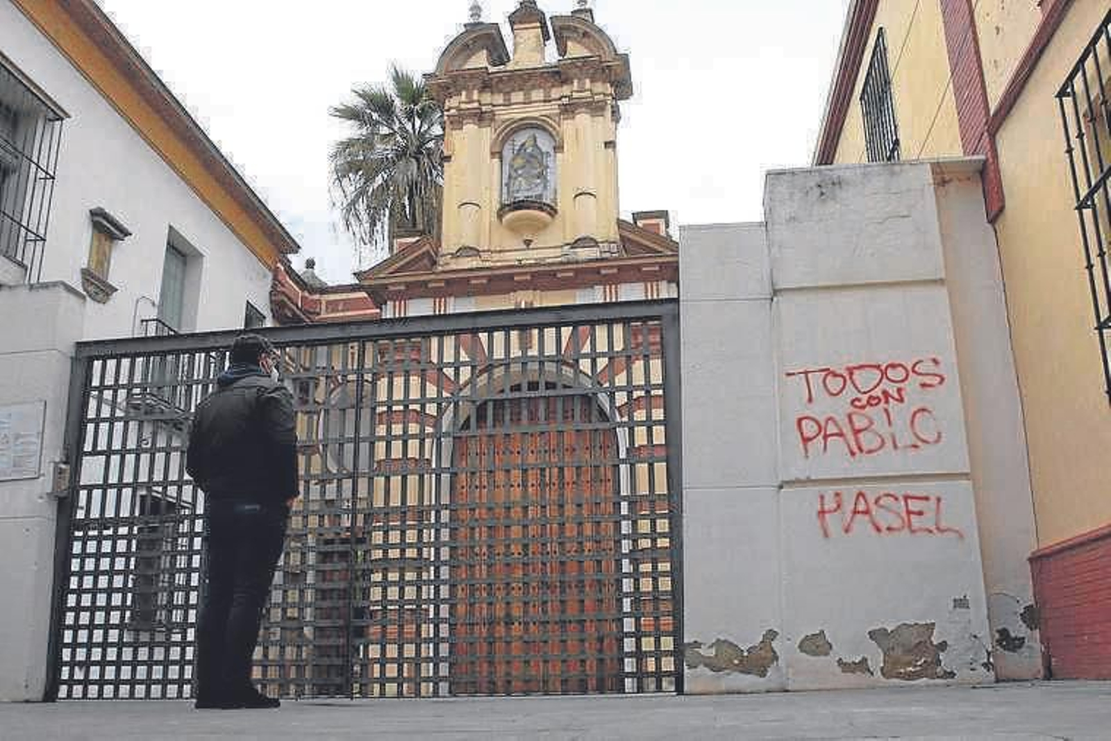 Pintada en la puerta principal del monasterio de San Clemente.