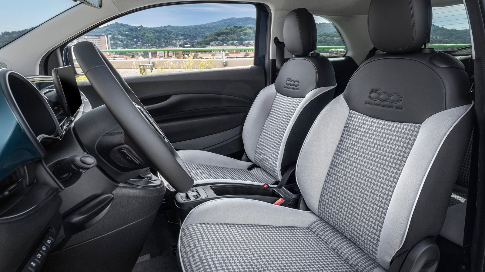 Por las dimensiones de su habitáculo este 500 bien puede ser tenido como un 2+2 antes que un cuatro plazas.