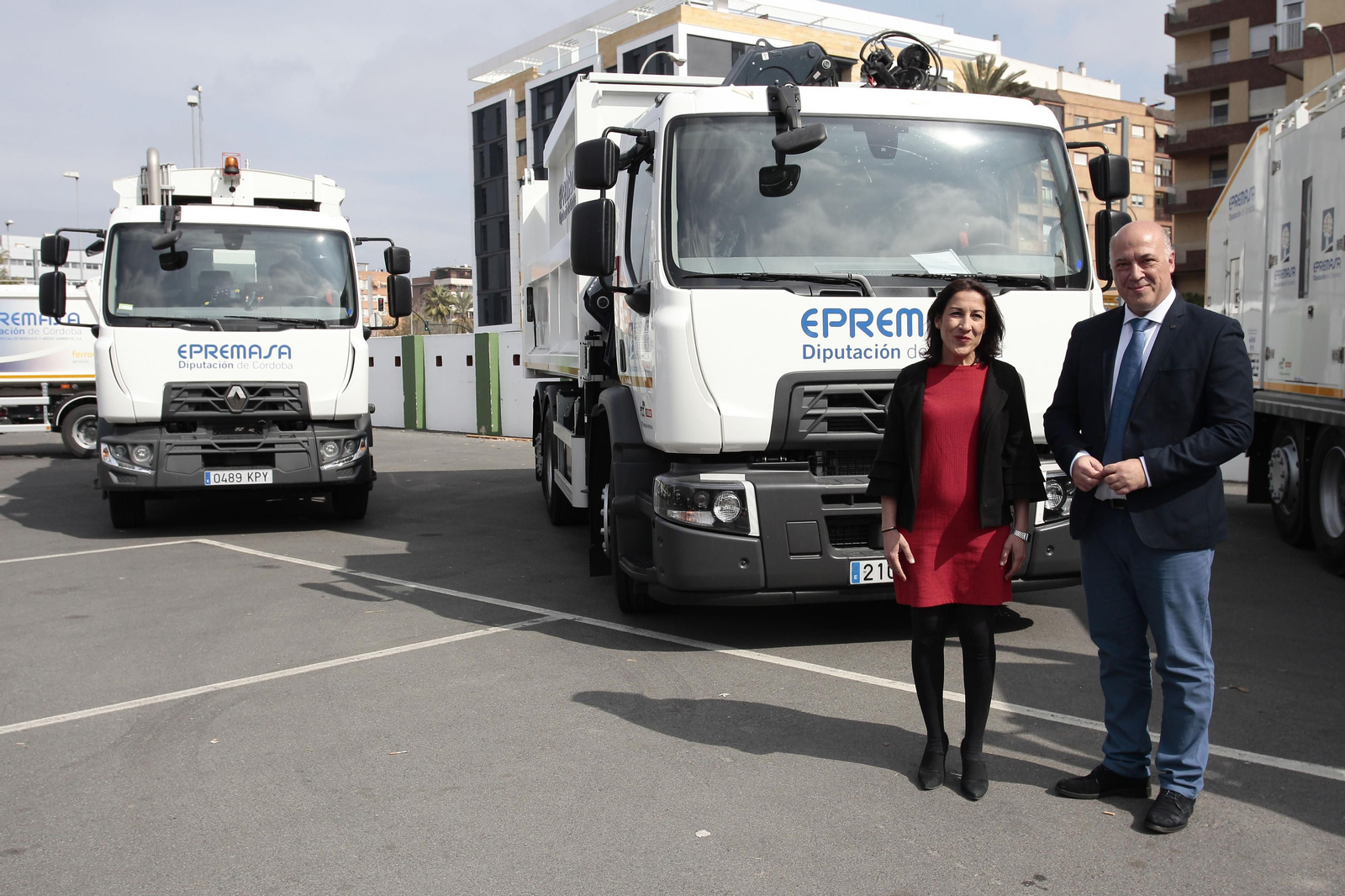 Auxiliadora Pozuelo y Antonio Ruiz muestran los nuevos vehículos.